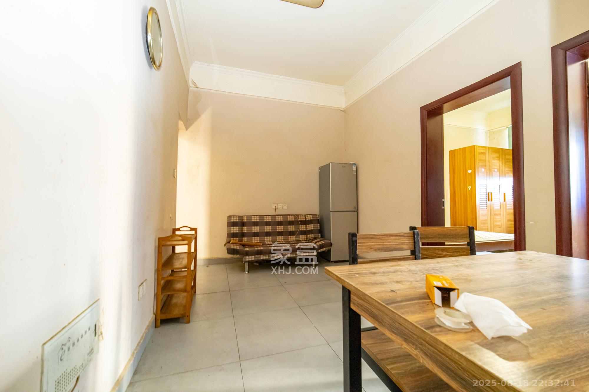 星沙一区 8室5厅5卫 105.0万 星沙一区 8室5厅5卫 105.0万客厅