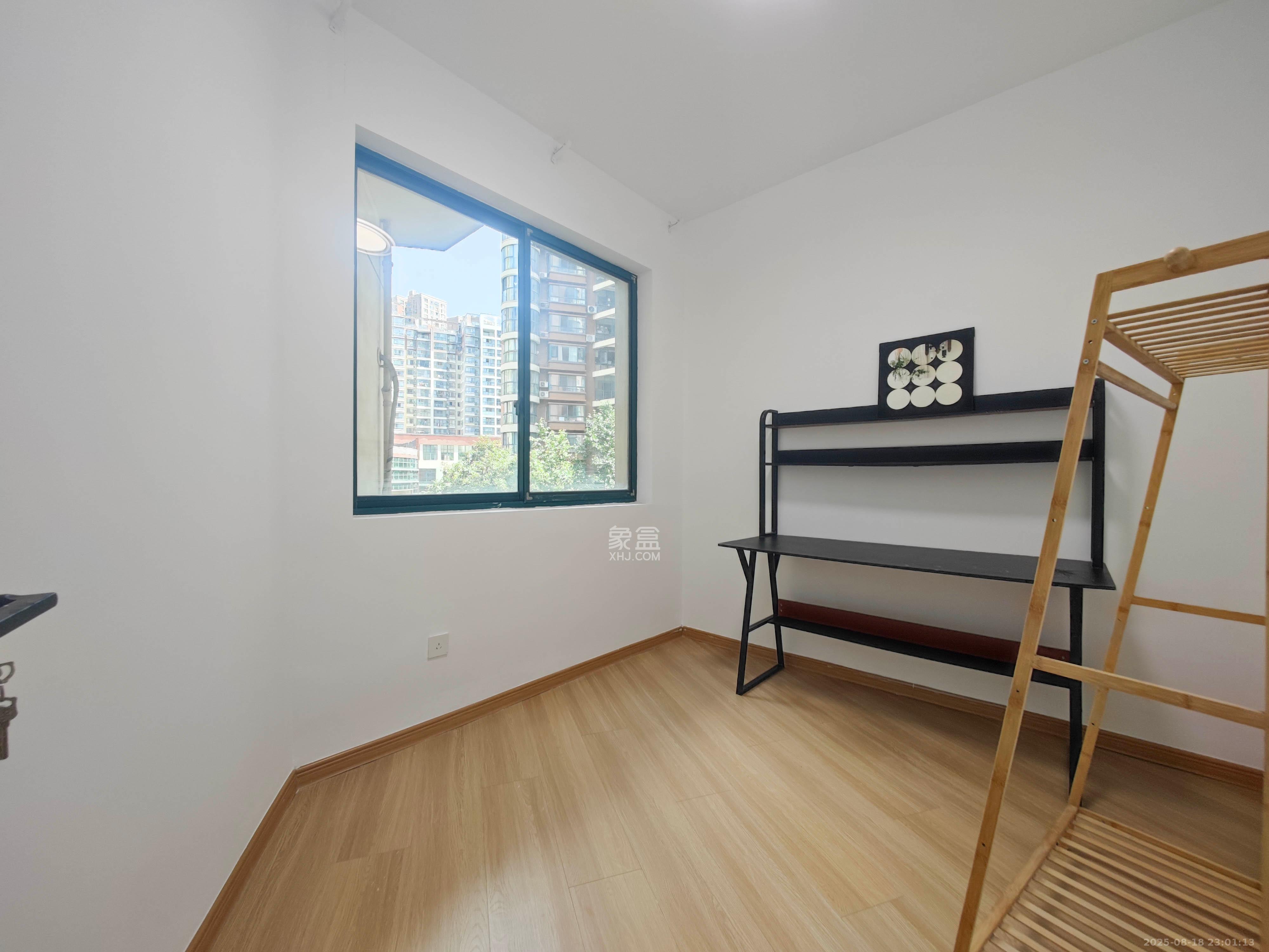 华盛世纪新城  4室1厅2卫    96.0万卧室