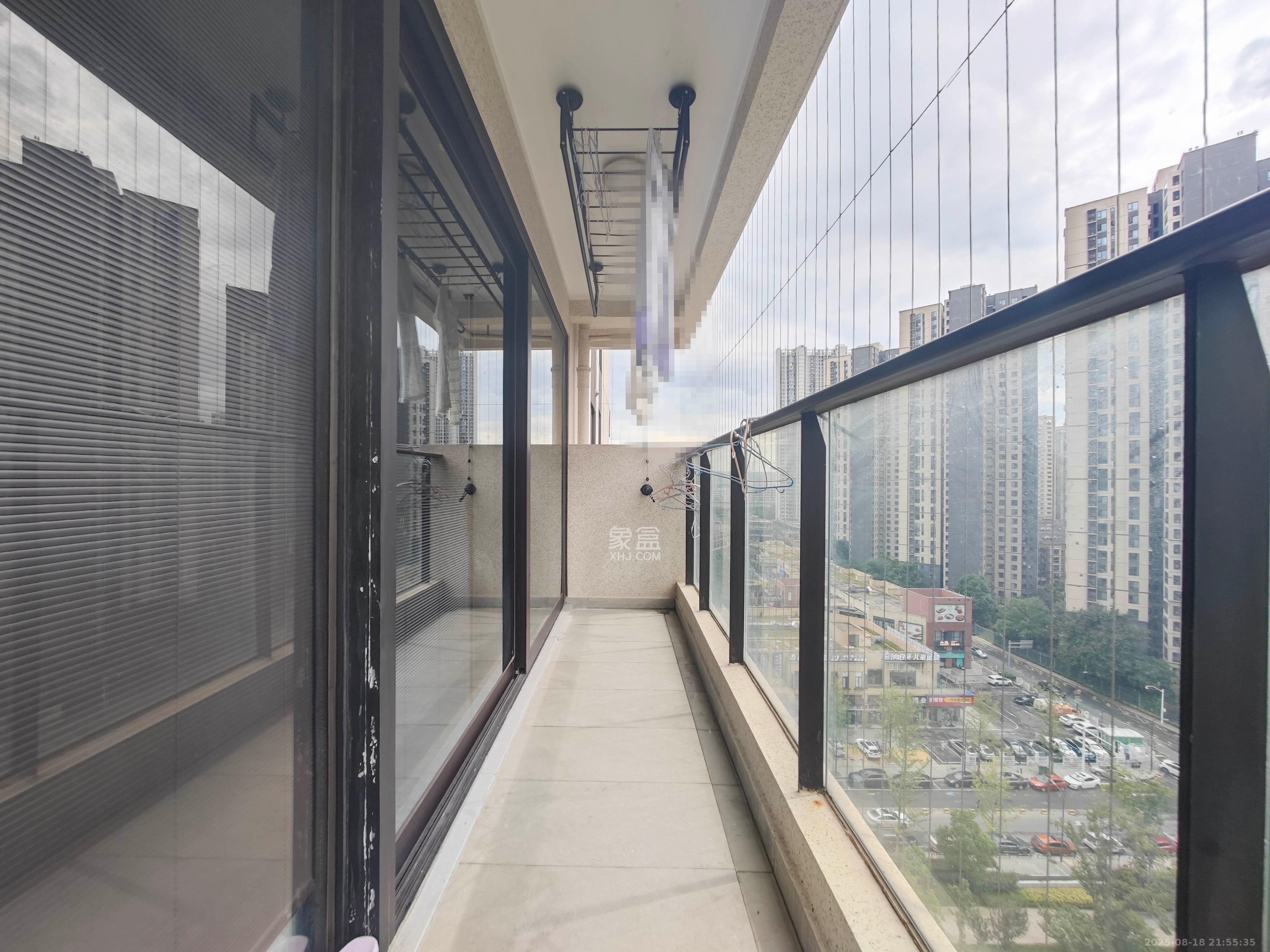 万科魅力之城 4室2厅3卫 270.0万 万科魅力之城 4室2厅3卫 270.0万阳台