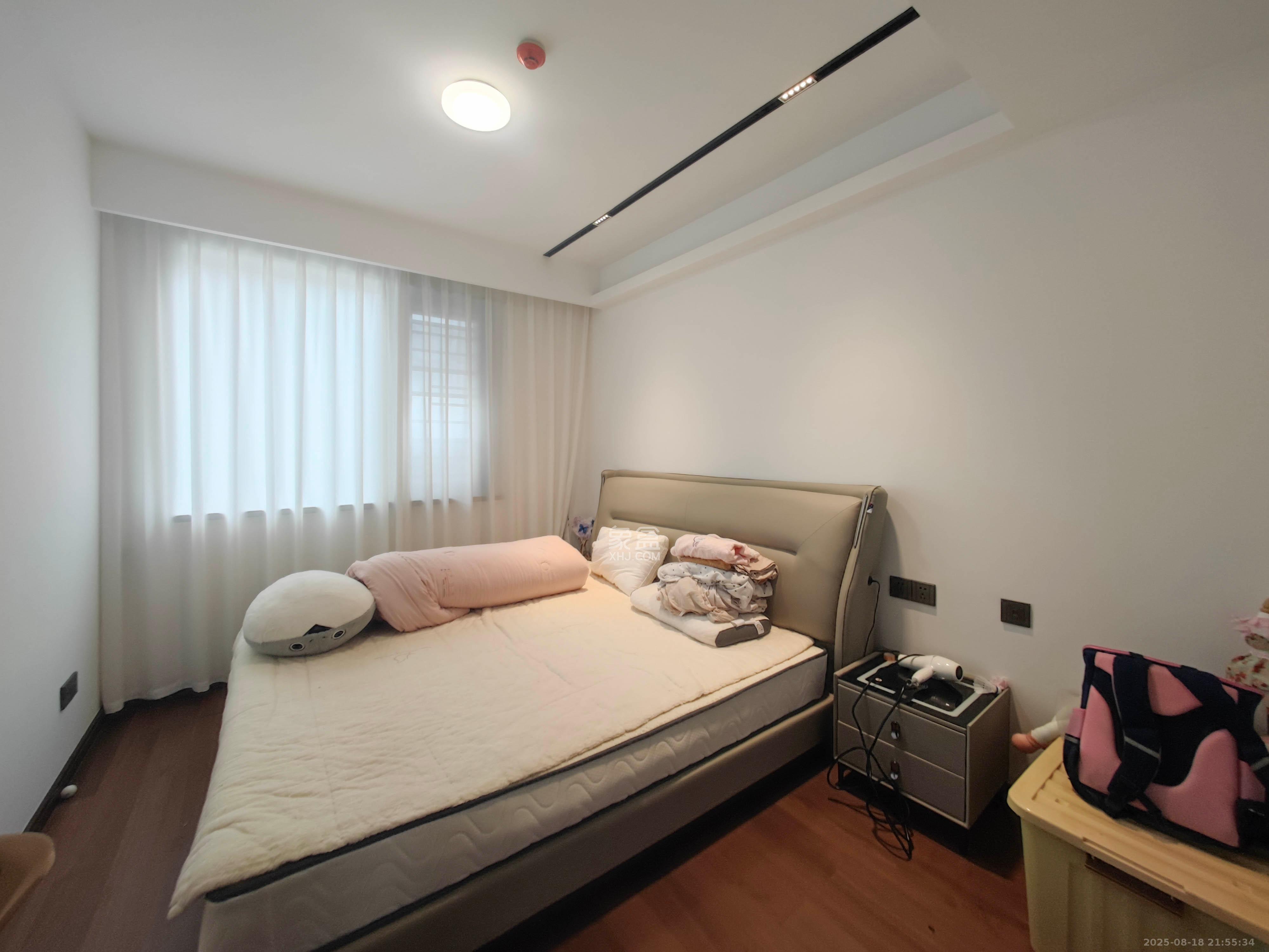 万科魅力之城 4室2厅3卫 270.0万 万科魅力之城 4室2厅3卫 270.0万卧室