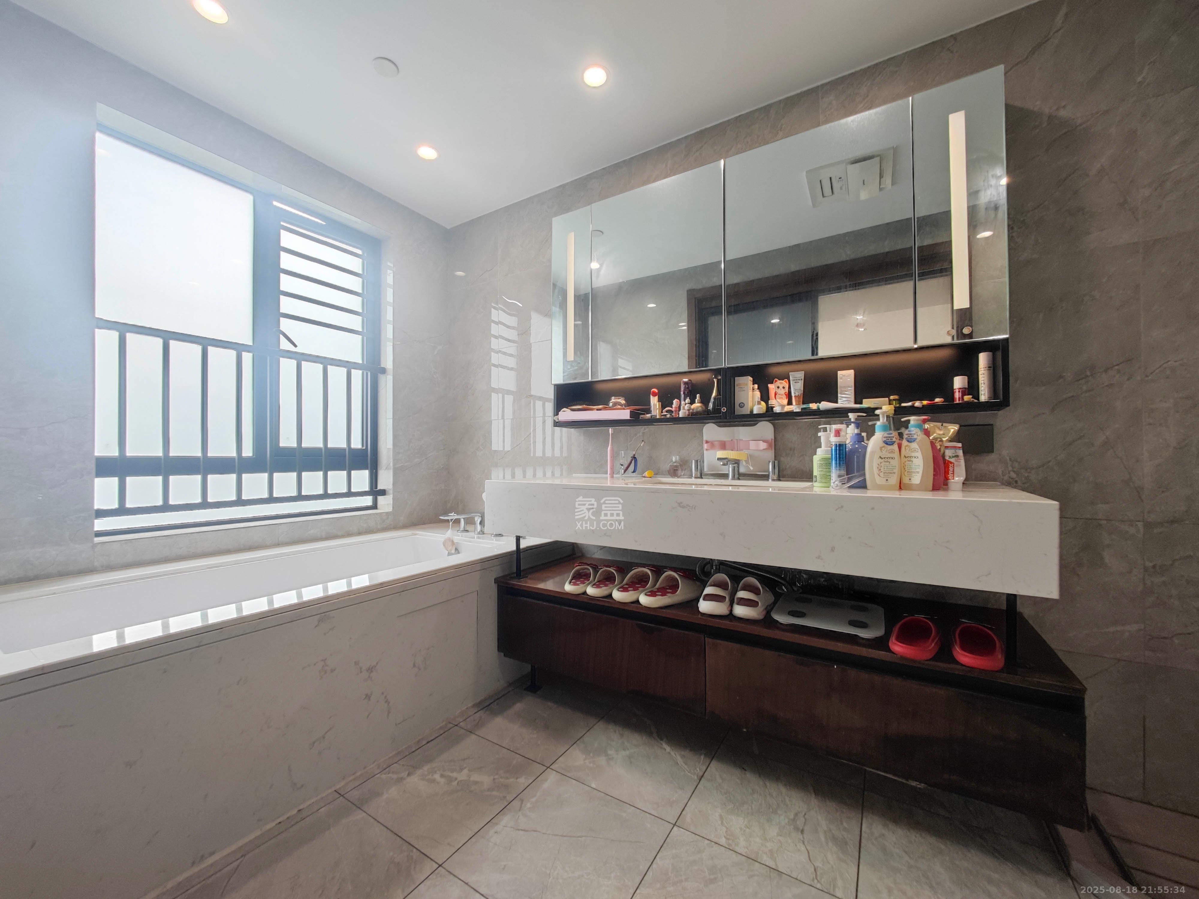 万科魅力之城 4室2厅3卫 270.0万 万科魅力之城 4室2厅3卫 270.0万卫生间