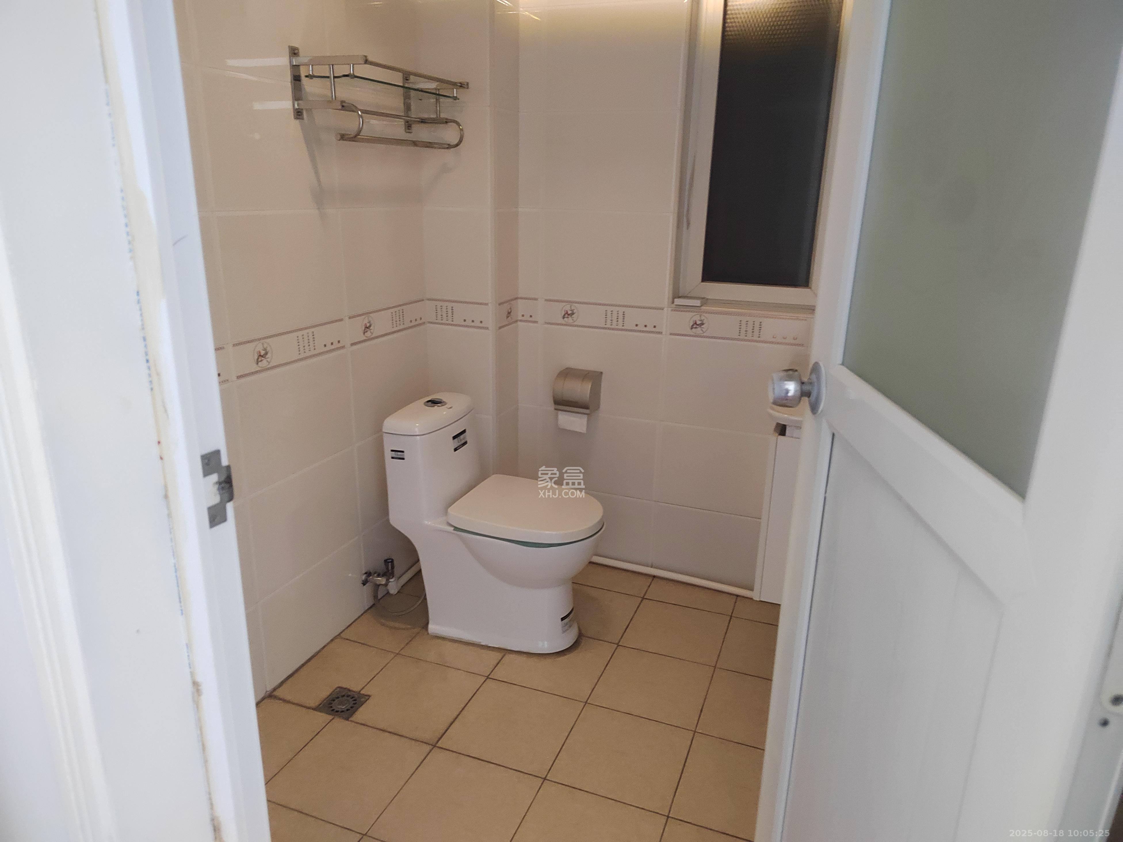 鄱阳小区  3室2厅2卫    2000.0元/月室内图