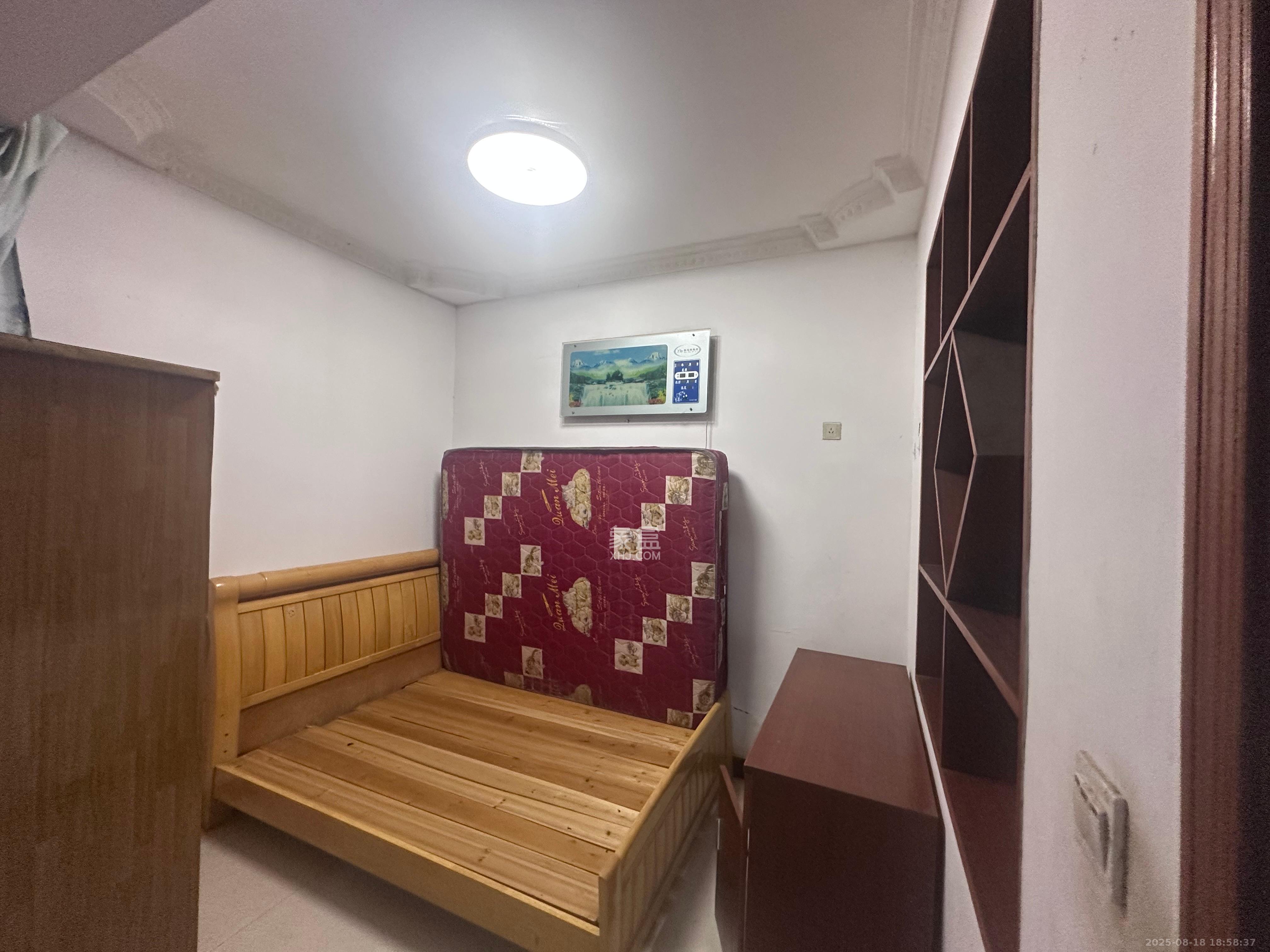 自然安置小区 3室1厅1卫 1400.0元/月 自然安置小区 3室1厅1卫 1400.0元/月室内图