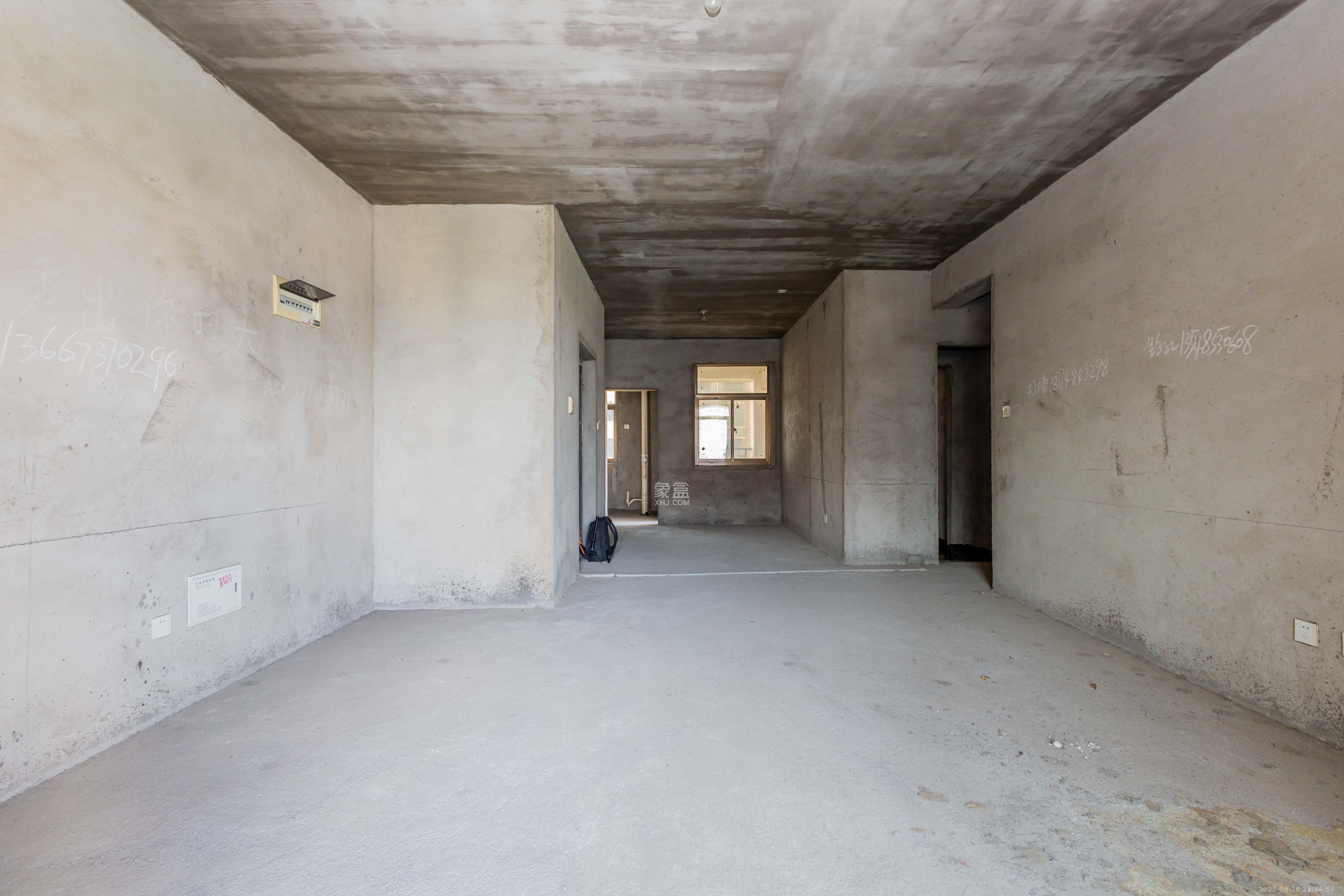 和泉嘉园 4室2厅2卫 70.0万 和泉嘉园 4室2厅2卫 70.0万客厅