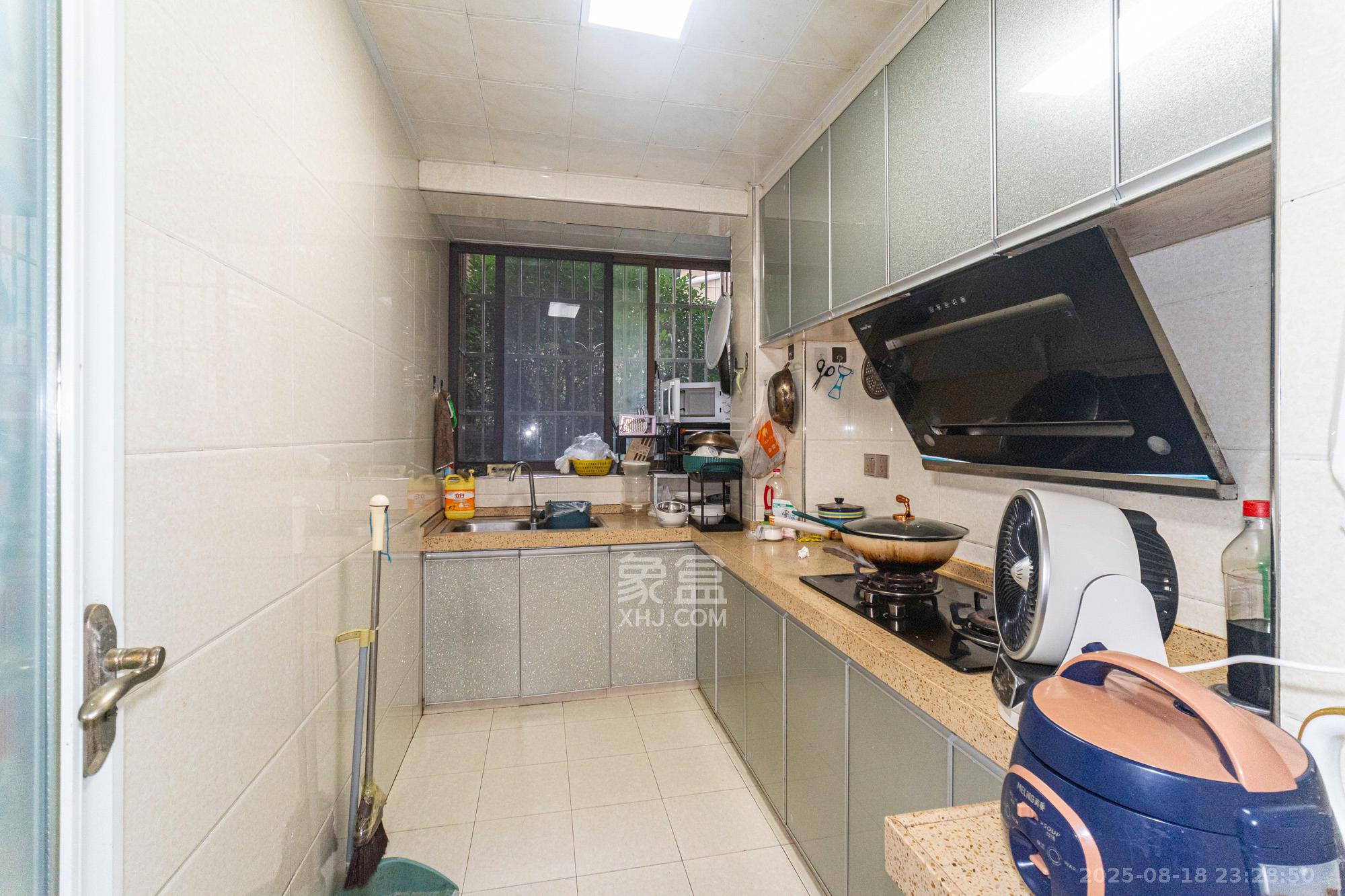 盛地春天里  3室2厅1卫    49.8万 盛地春天里  3室2厅1卫    49.8万厨房