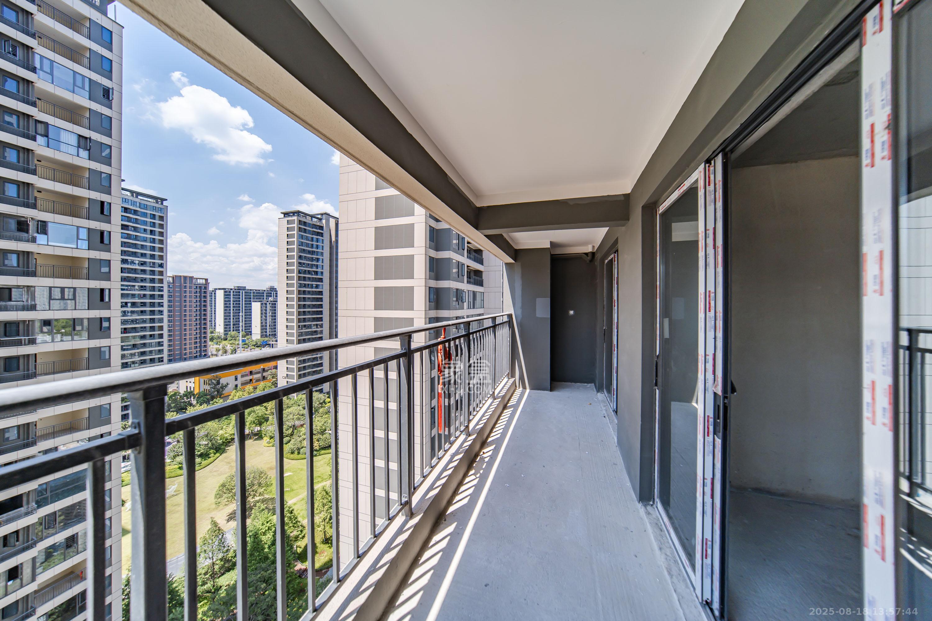 城发恒伟洋湖映2009 4室2厅2卫 176.0万 城发恒伟洋湖映2009 4室2厅2卫 176.0万阳台