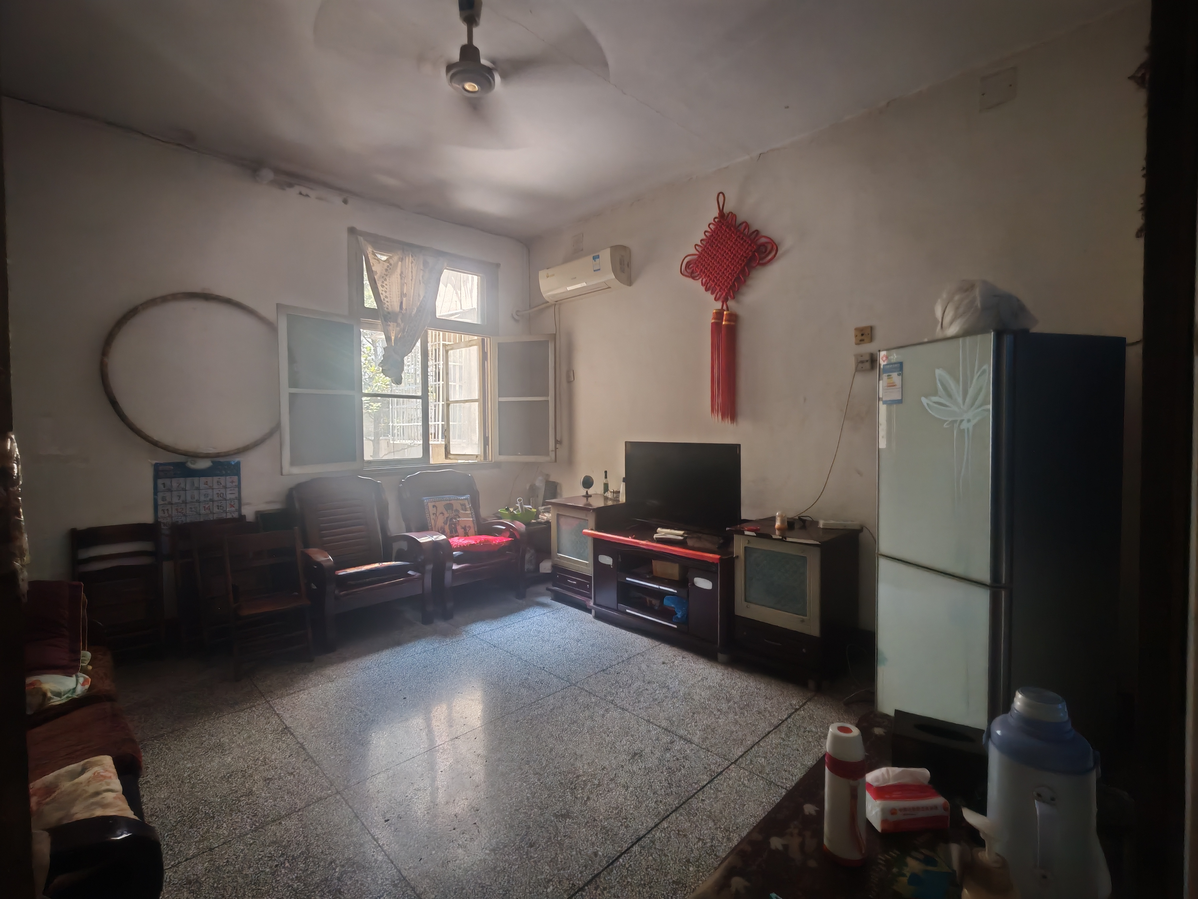 市委一号院  3室2厅1卫    20.0万 市委一号院  3室2厅1卫    20.0万