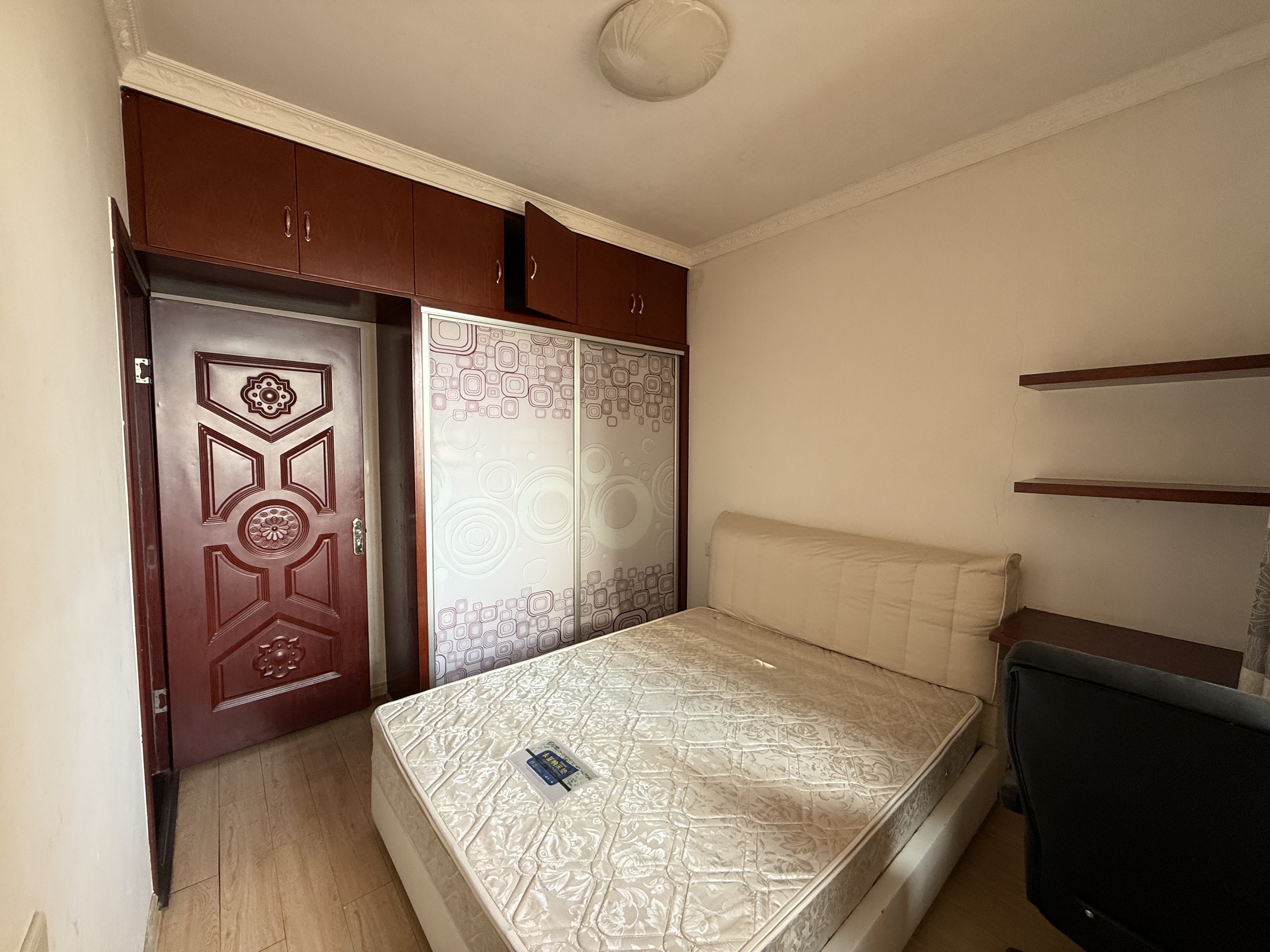 华湘贵府 1室1厅1卫 25.0万 华湘贵府 1室1厅1卫 25.0万客厅