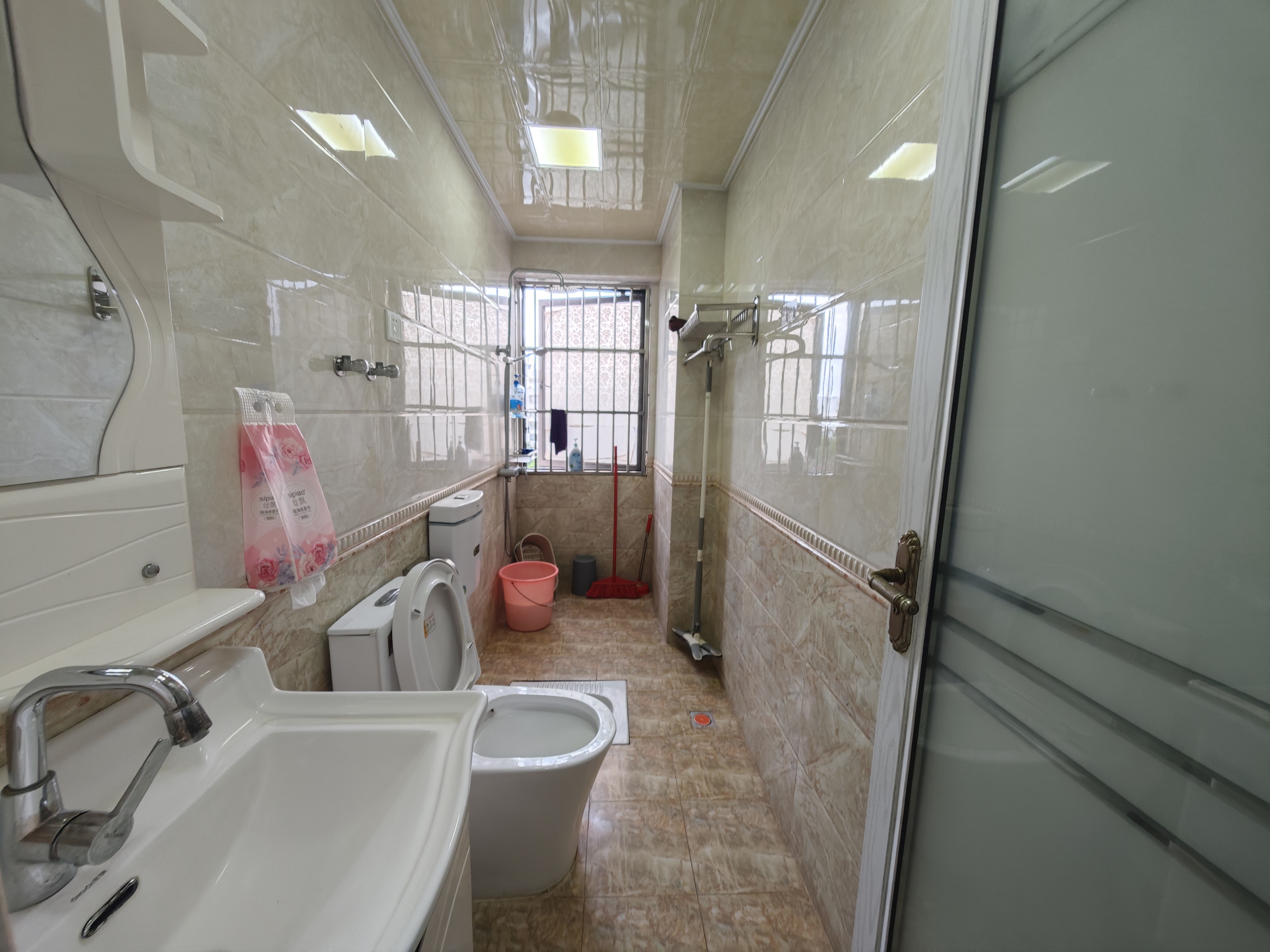 星华佳园 4室2厅2卫 206.0万 星华佳园 4室2厅2卫 206.0万客厅