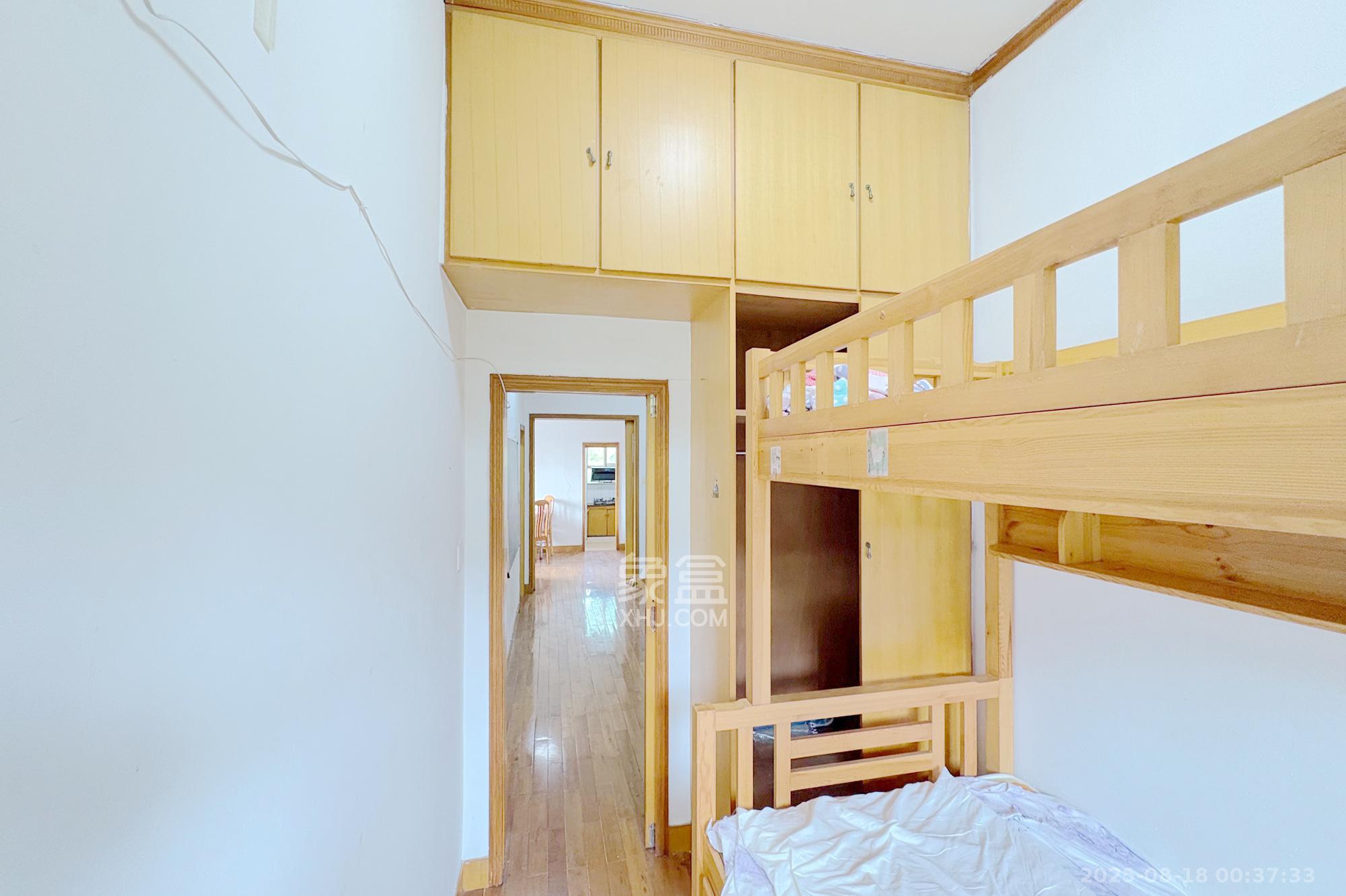 清水塘社区一中宿舍  3室2厅2卫   132.00万卧室