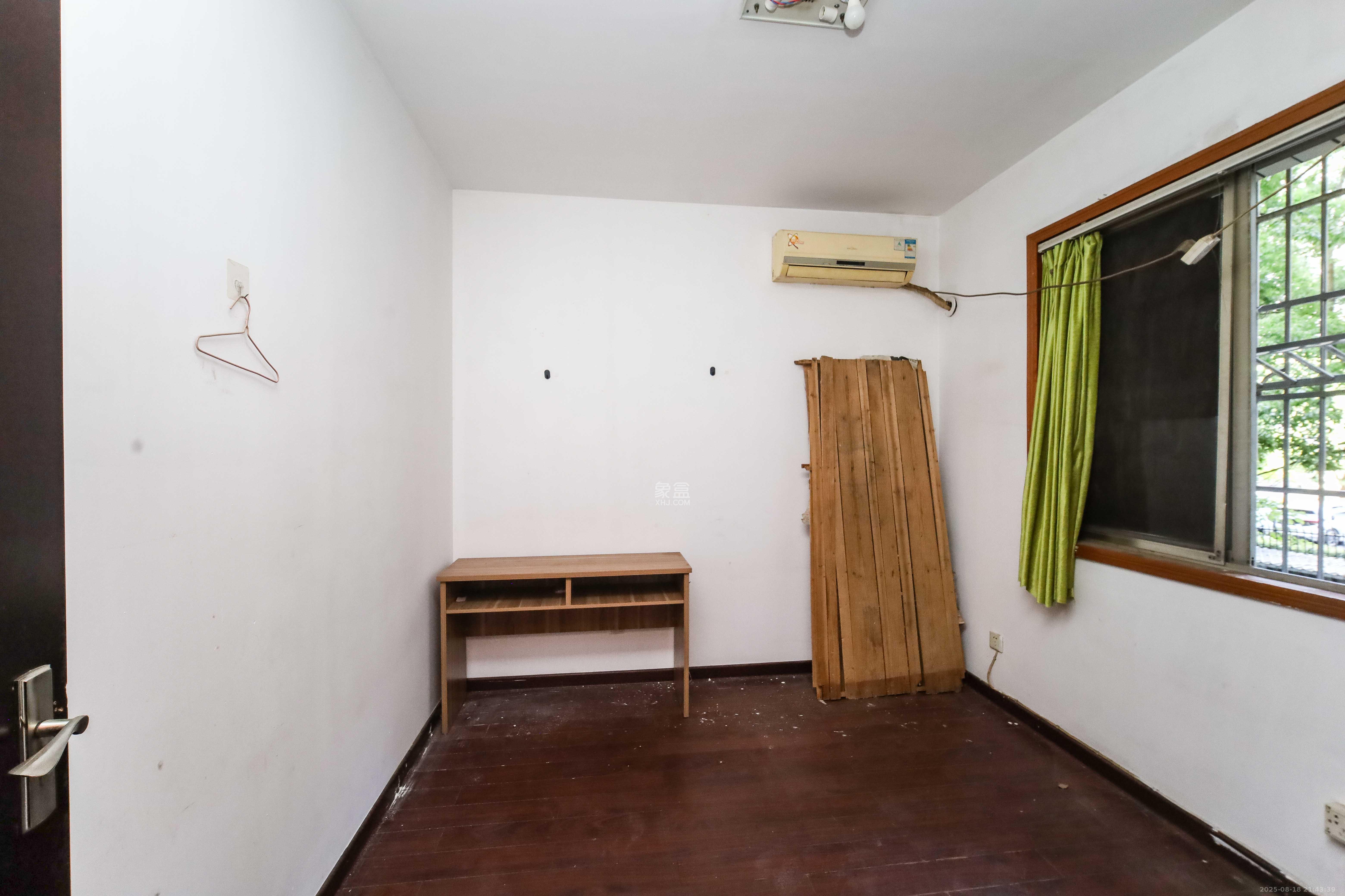 农广校单位宿舍  4室2厅2卫    79.8万 农广校单位宿舍  4室2厅2卫    79.8万卧室