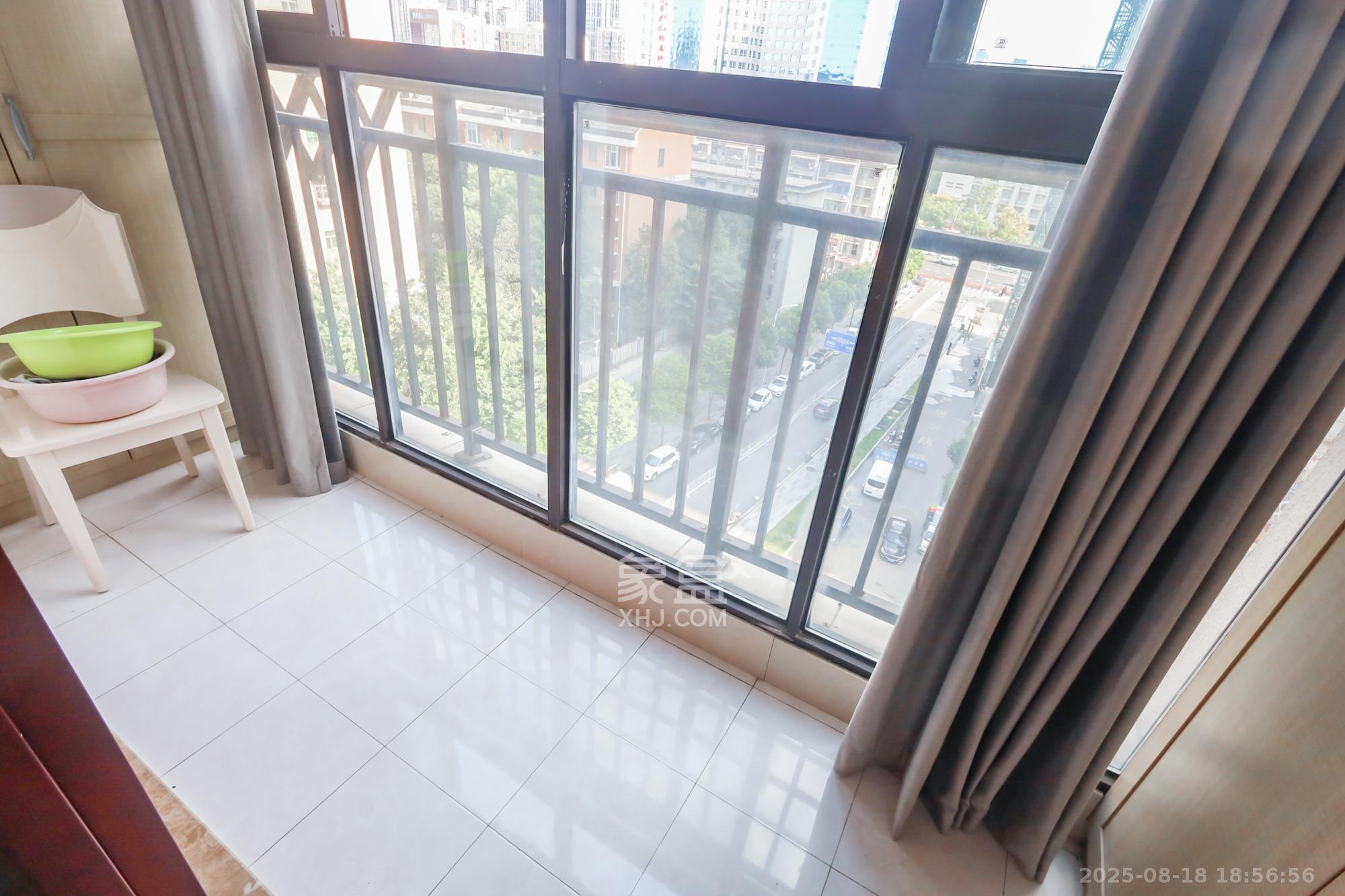 湘腾城市广场  3室2厅2卫    120.0万阳台