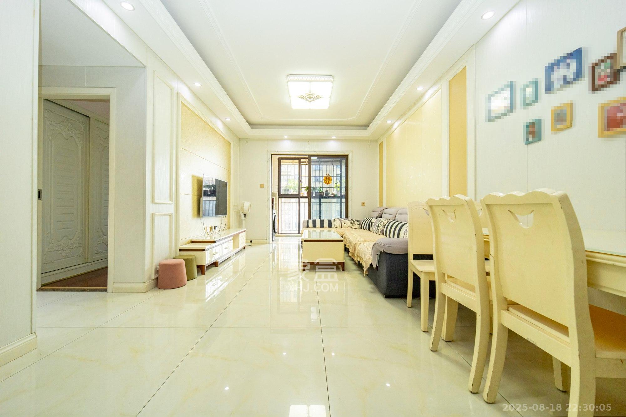 华润置地广场一期  1室2厅1卫    72.8万 华润置地广场一期  1室2厅1卫    72.8万客厅