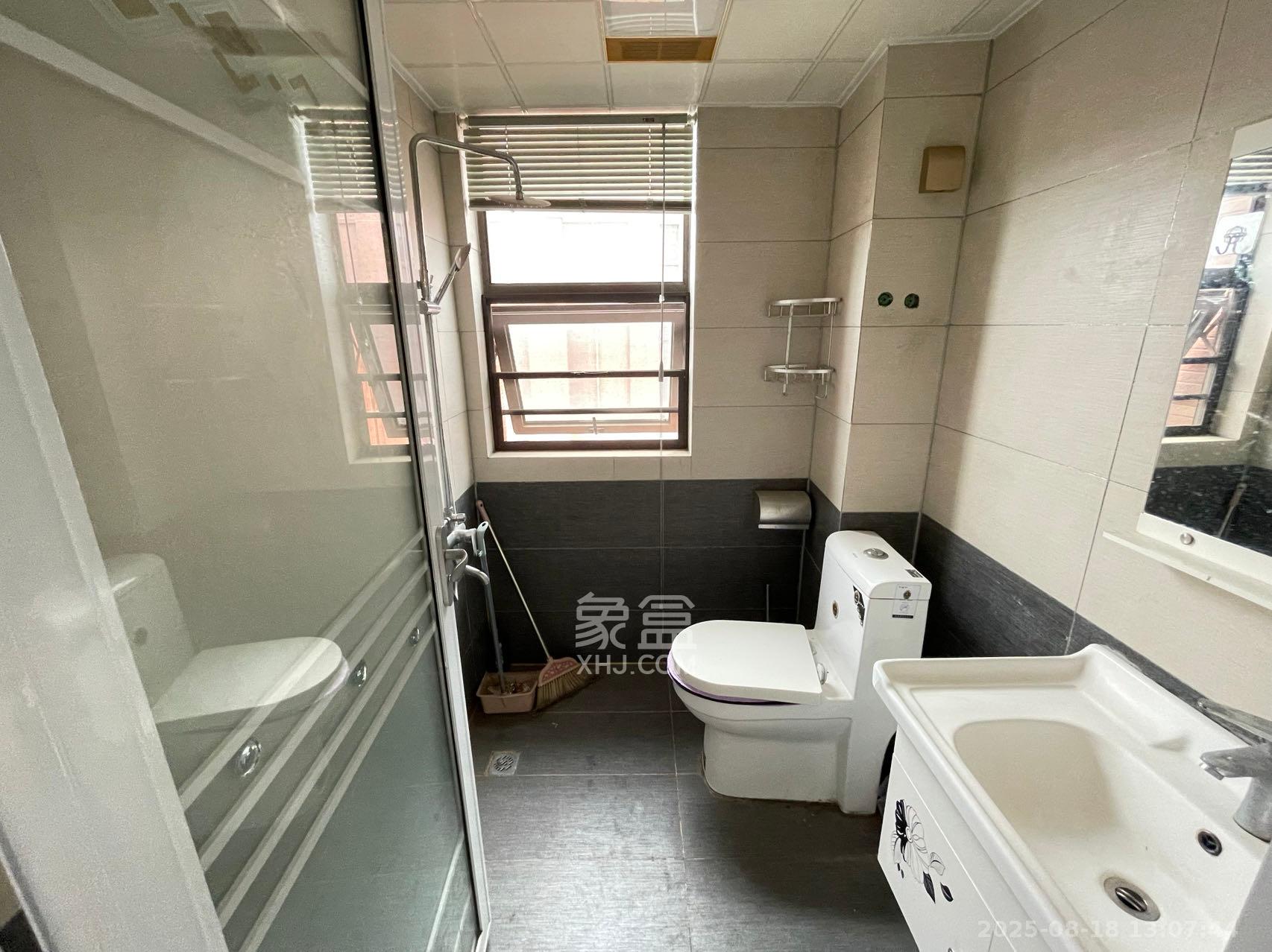润屋美院  5室2厅2卫   3000.00元/月室内图
