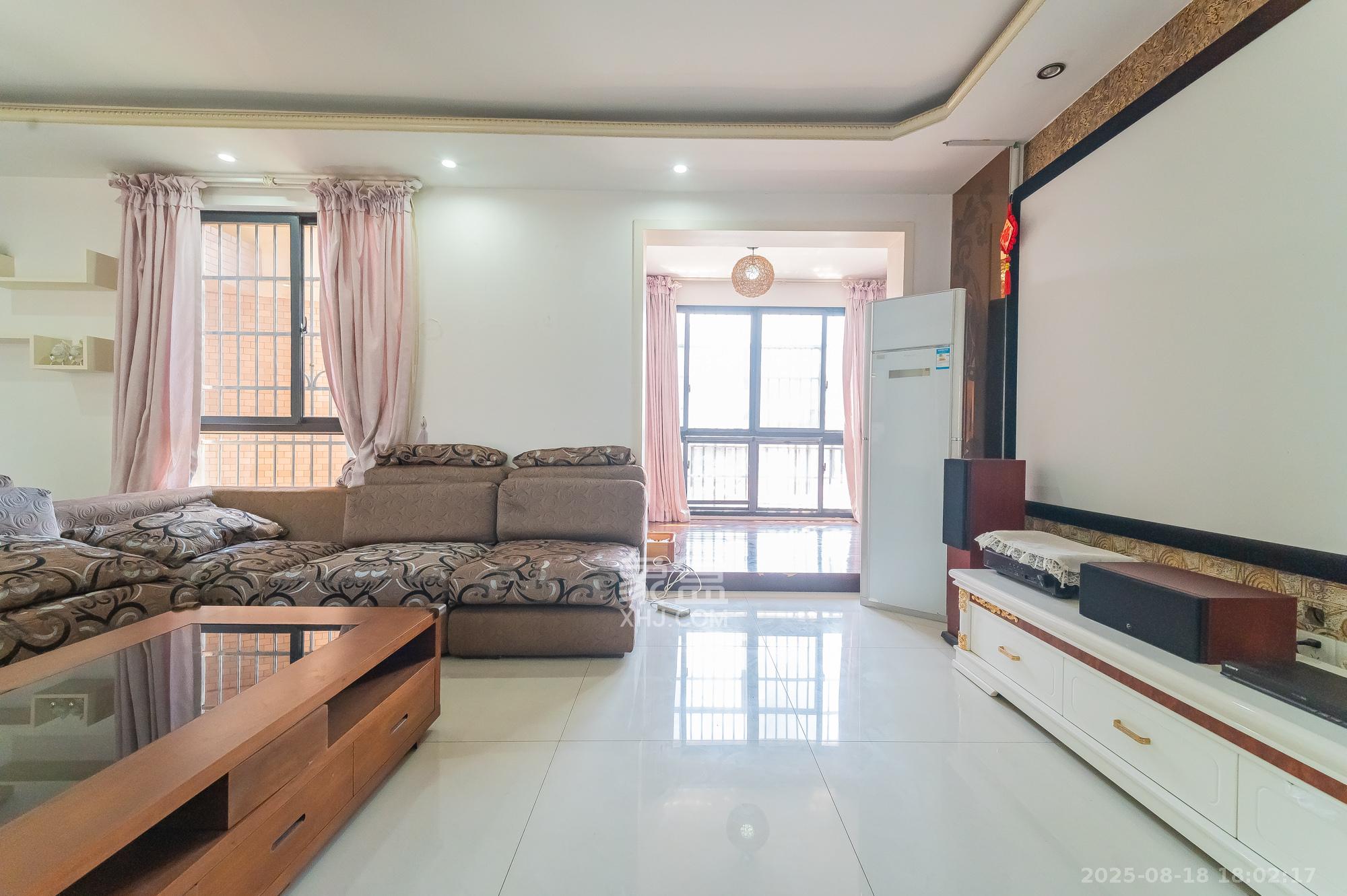 华润凤凰城一期 3室2厅2卫 88.8万 华润凤凰城一期 3室2厅2卫 88.8万客厅