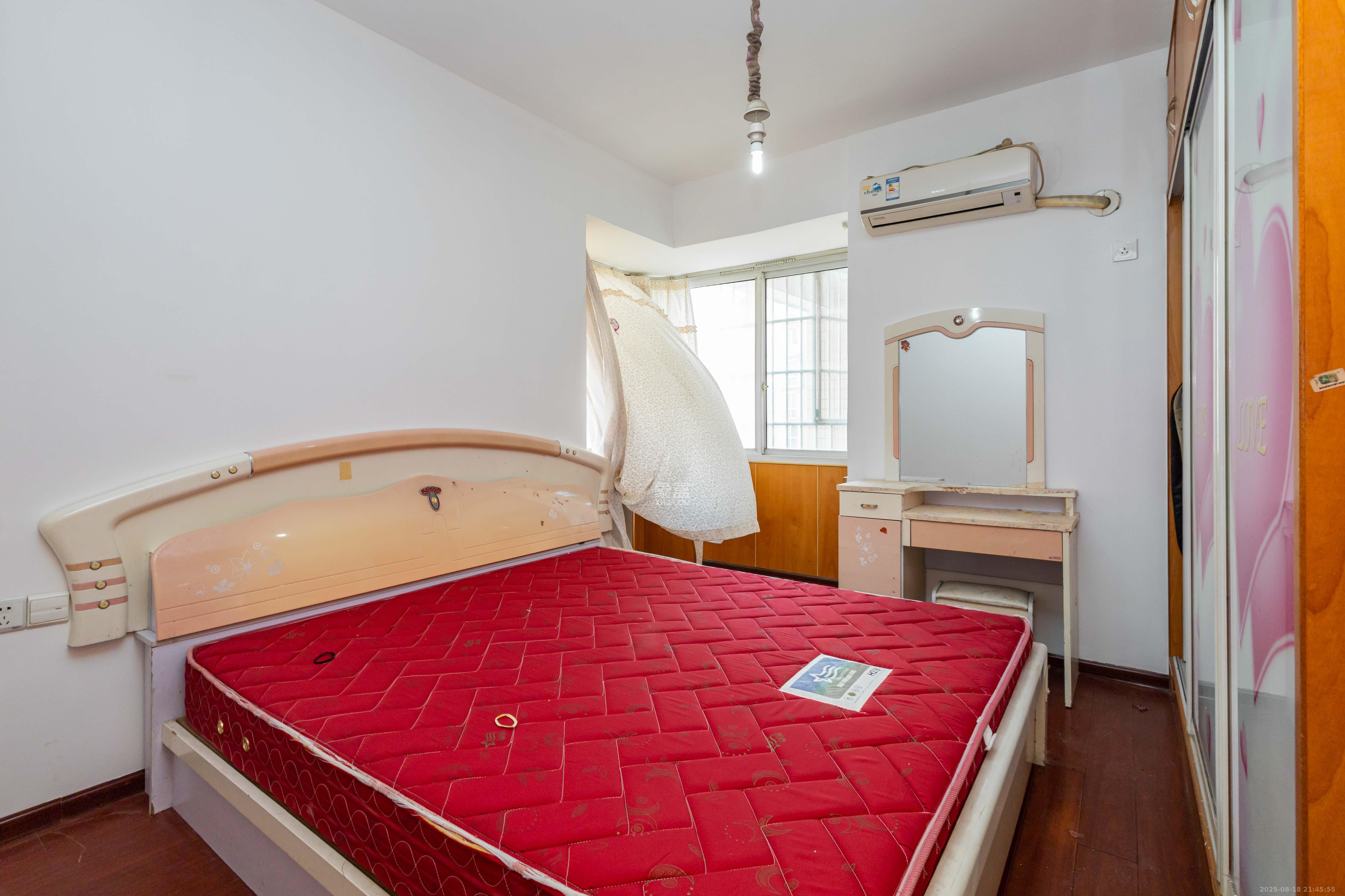 圣力华苑 2室2厅1卫 35.8万 圣力华苑 2室2厅1卫 35.8万卧室