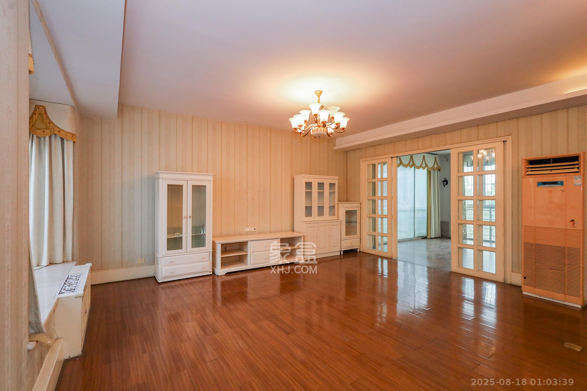 八方小区D区  4室2厅2卫    650.0万 八方小区D区  4室2厅2卫    650.0万