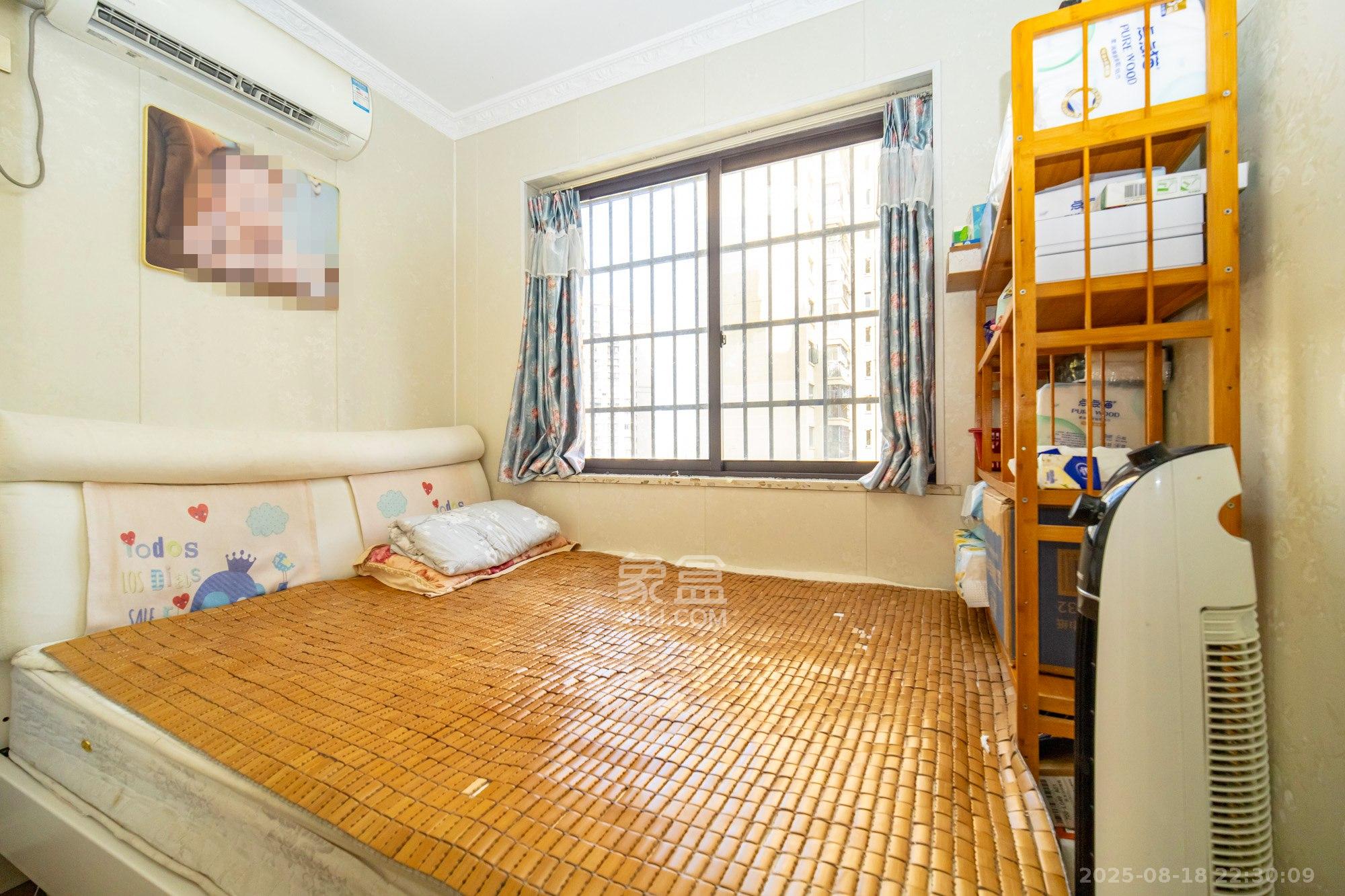 华润置地广场一期  1室2厅1卫    72.8万 华润置地广场一期  1室2厅1卫    72.8万卧室