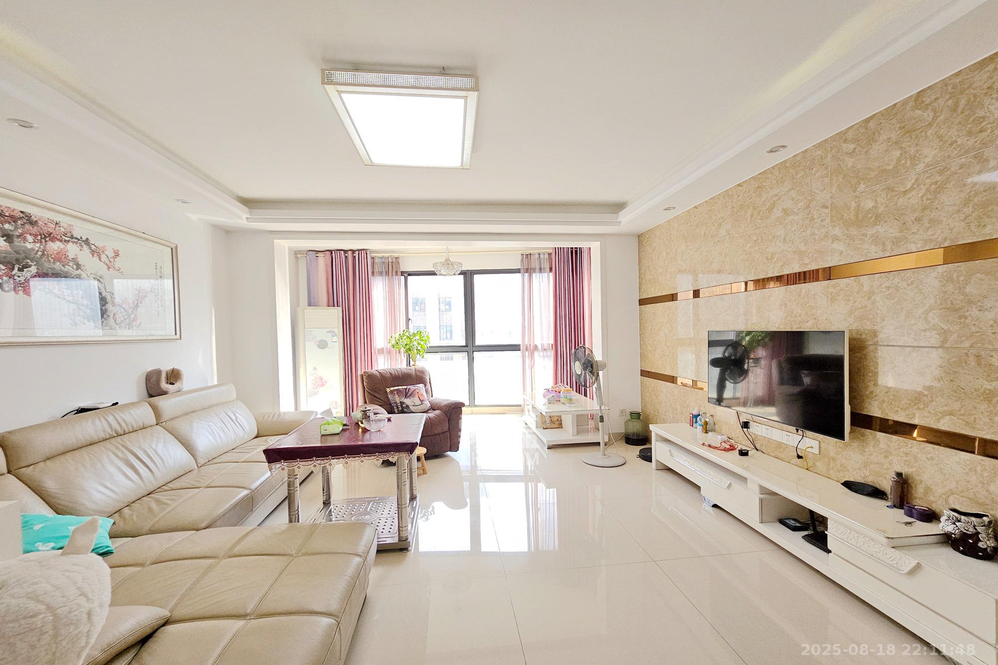 新华都万家城  3室2厅2卫    119.8万客厅