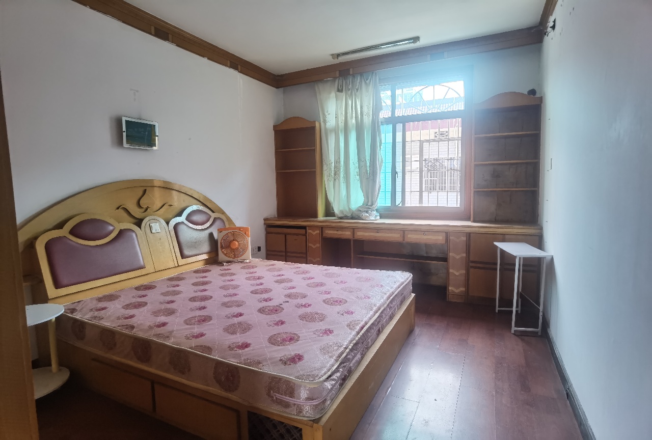 粮运建材市场 3室2厅2卫 39.8万 粮运建材市场 3室2厅2卫 39.8万客厅