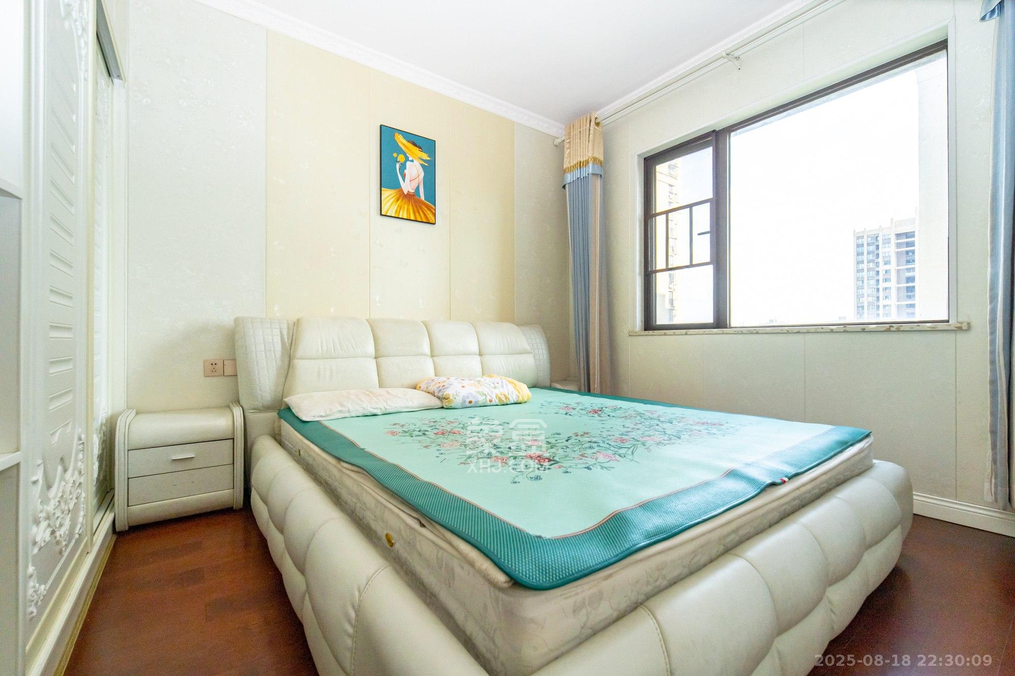 华润置地广场一期  1室2厅1卫    72.8万 华润置地广场一期  1室2厅1卫    72.8万卧室