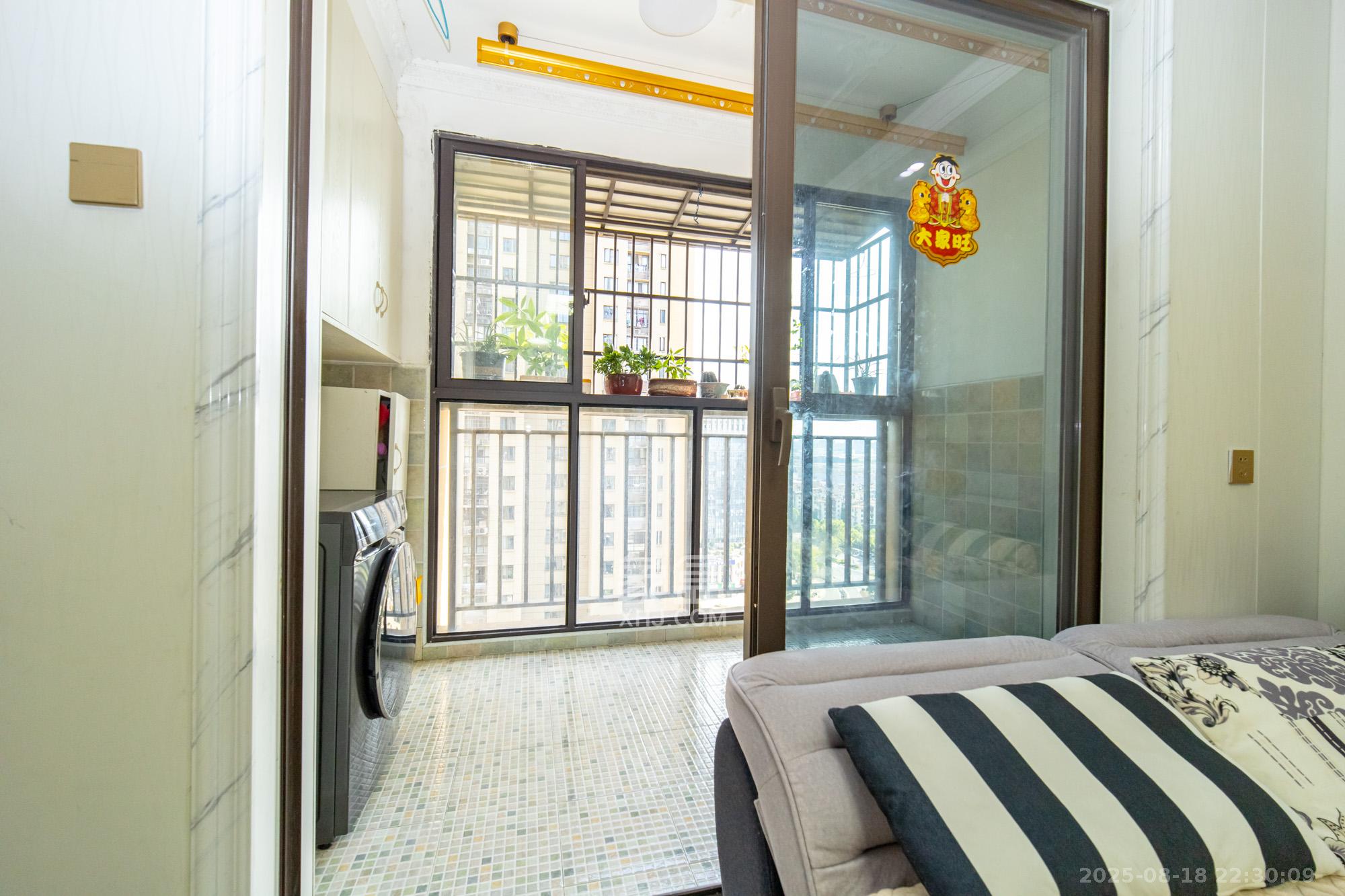 华润置地广场一期  1室2厅1卫    72.8万 华润置地广场一期  1室2厅1卫    72.8万阳台