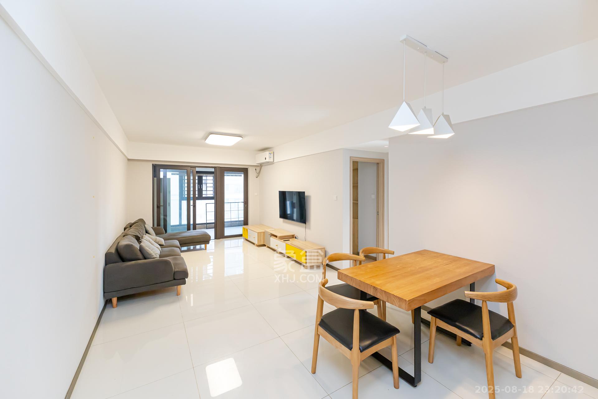 时代倾城五期 2室2厅1卫 70.0万 时代倾城五期 2室2厅1卫 70.0万客厅