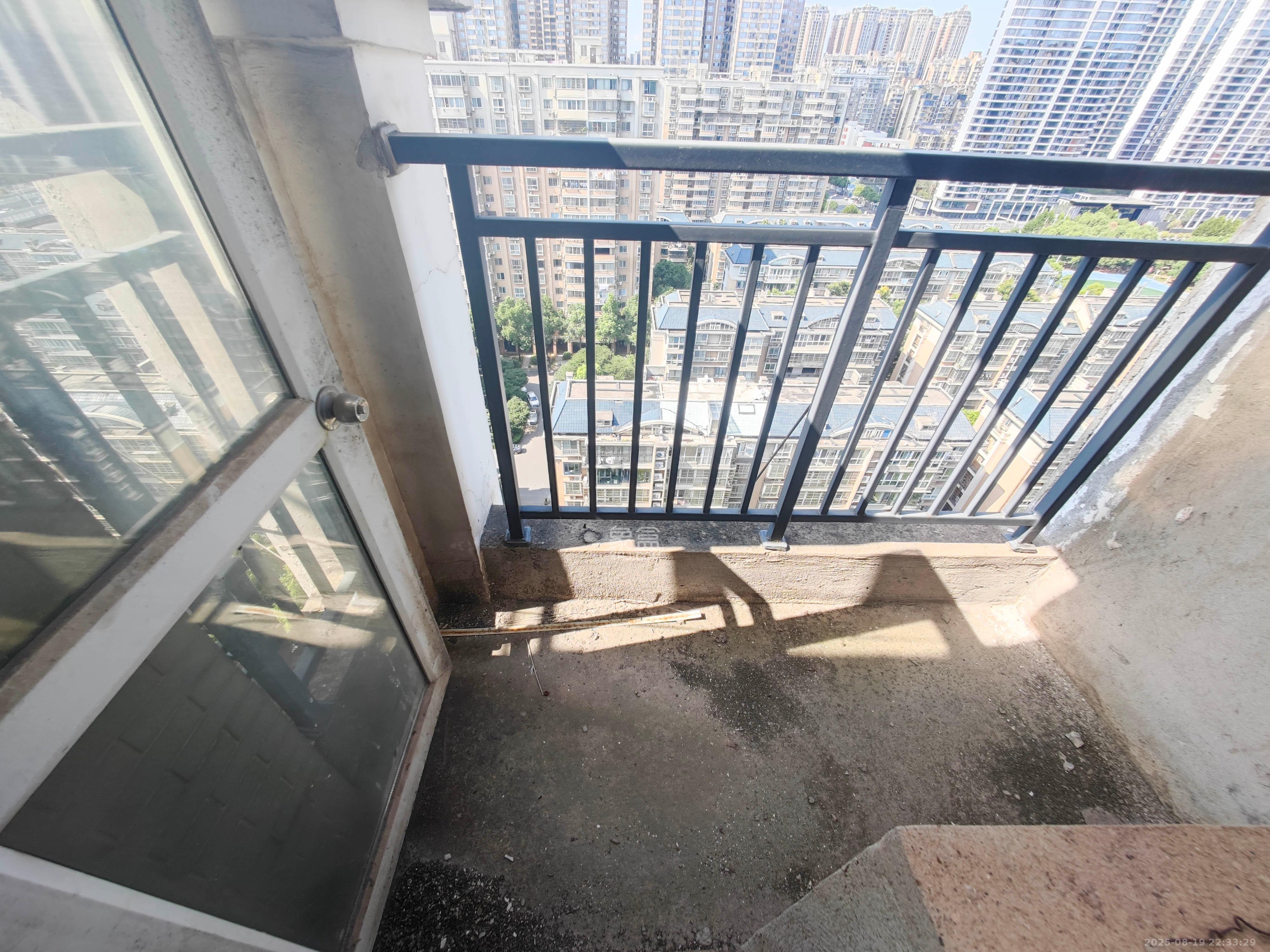 泰禹家园(彩云之翼家园一期、二期、三期) 5室2厅2卫 158.00万 泰禹家园(彩云之翼家园一期、二期、三期) 5室2厅2卫 158.00万阳台