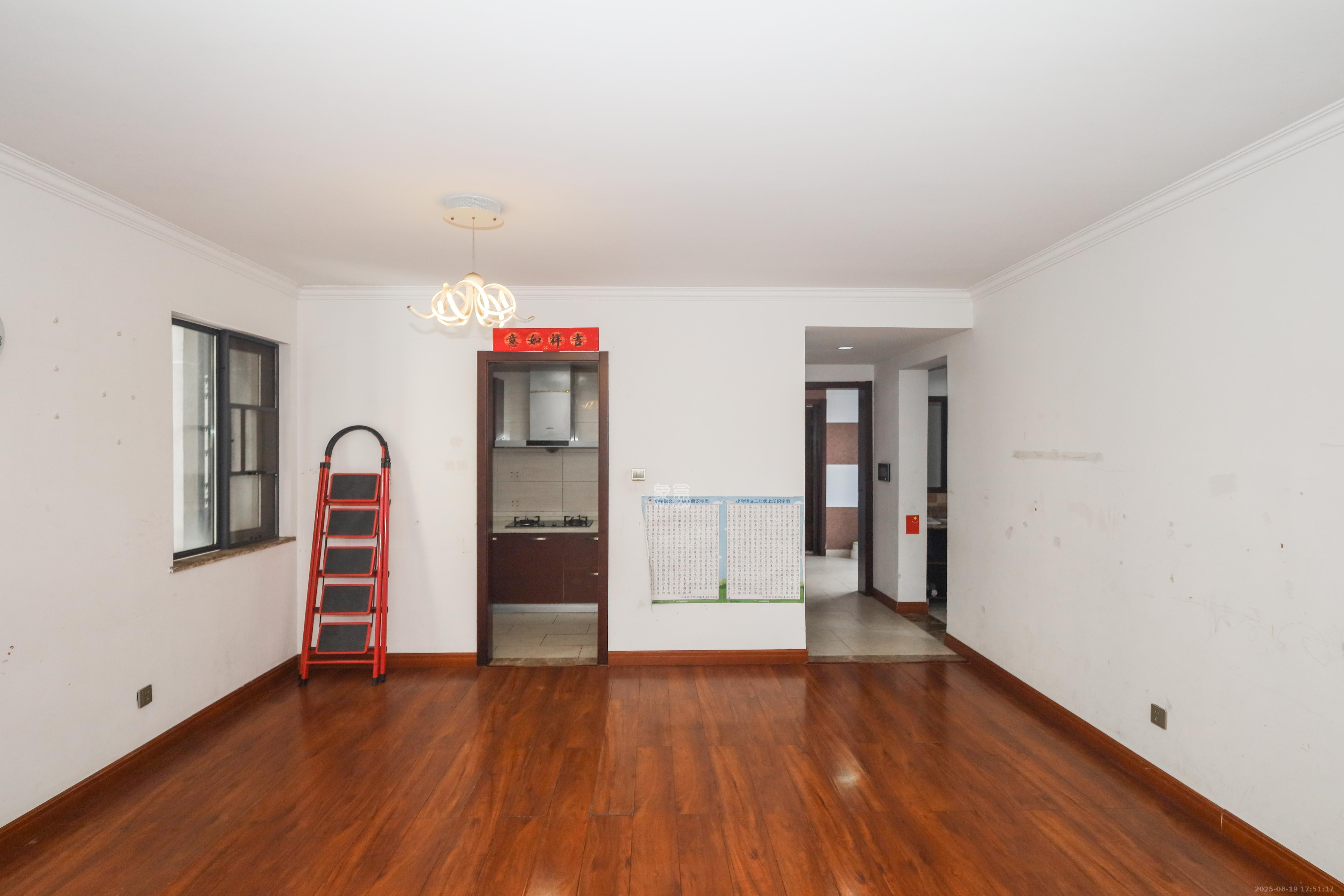 好莱城(弘德西街) 4室2厅2卫 104.0万 好莱城(弘德西街) 4室2厅2卫 104.0万客厅