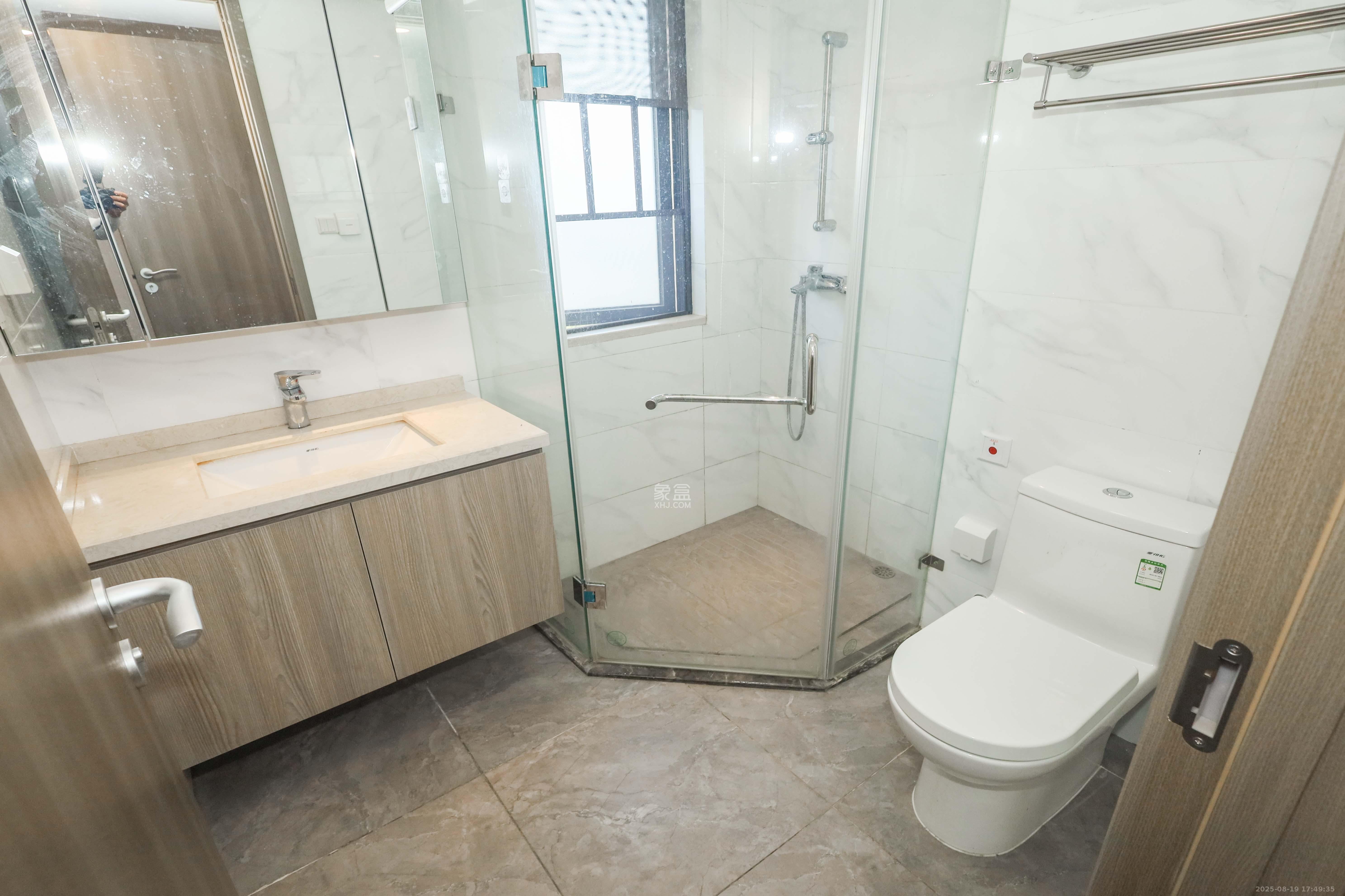 越秀亲爱里  4室2厅2卫    136.0万 越秀亲爱里  4室2厅2卫    136.0万卫生间