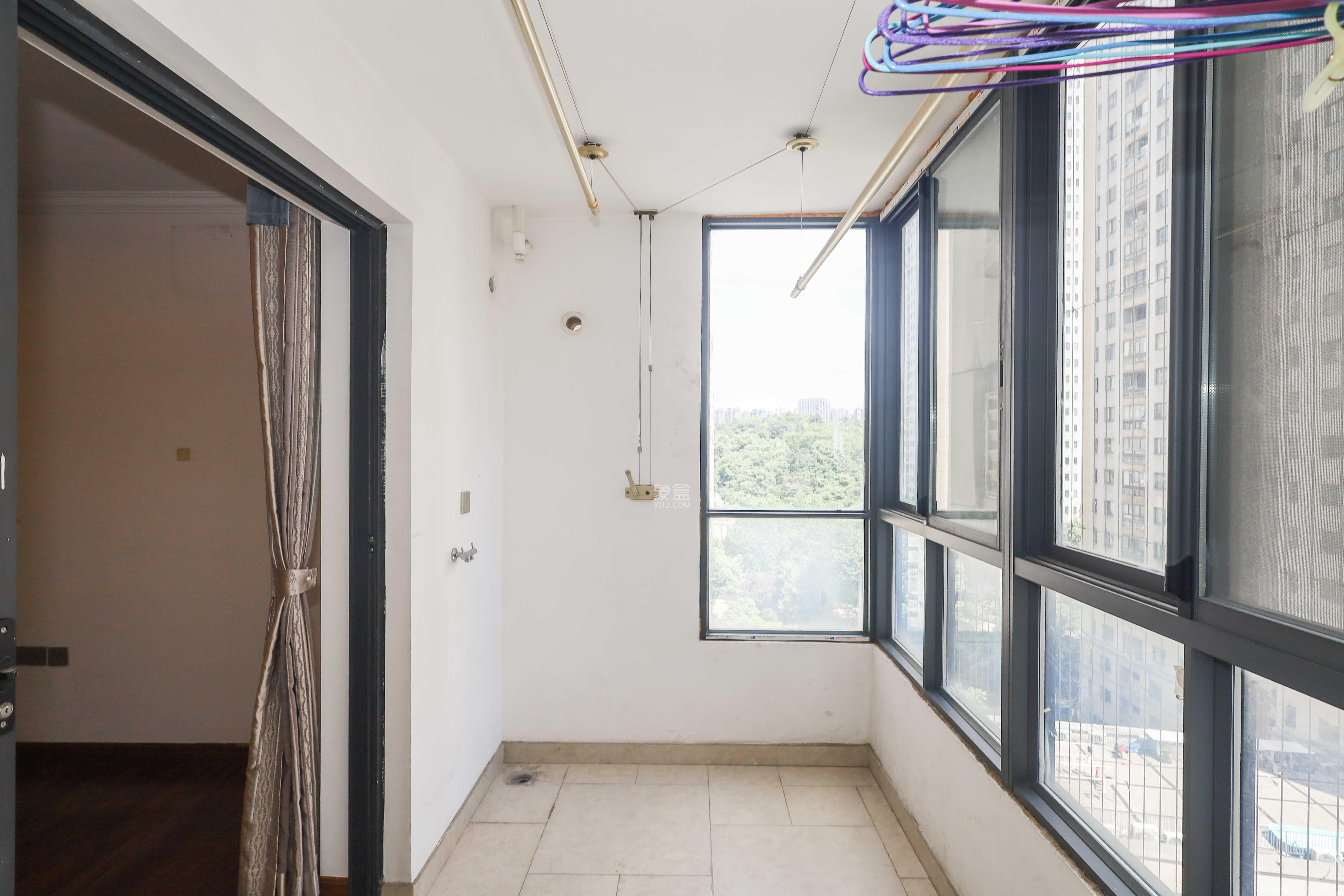 好莱城(弘德西街) 4室2厅2卫 104.0万 好莱城(弘德西街) 4室2厅2卫 104.0万阳台