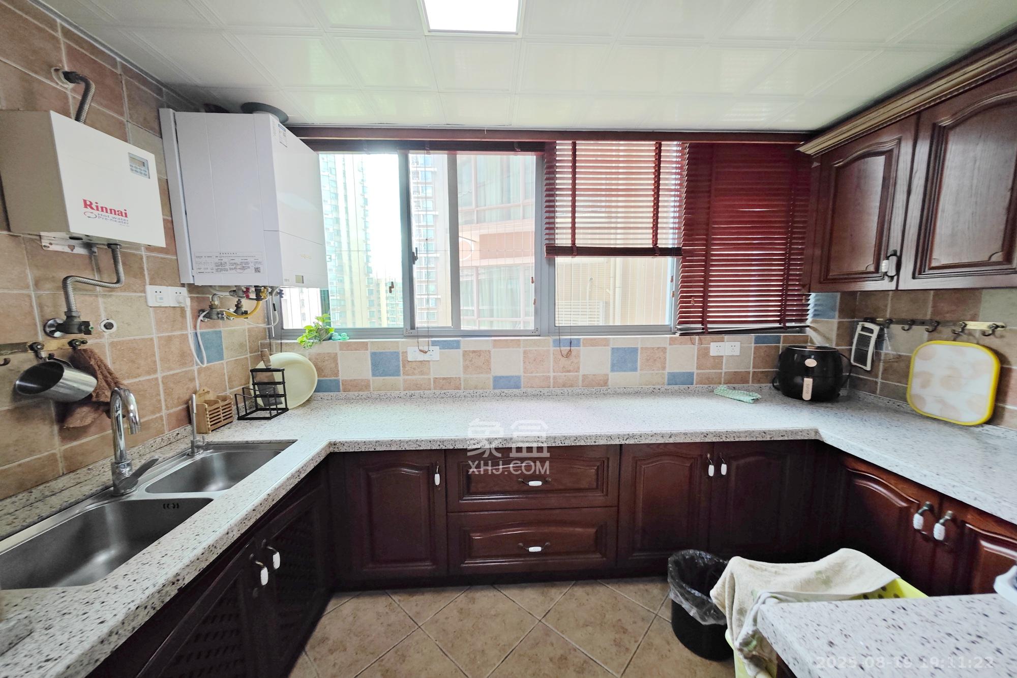 新城新世界一二三期 4室2厅2卫 218.0万 新城新世界一二三期 4室2厅2卫 218.0万厨房