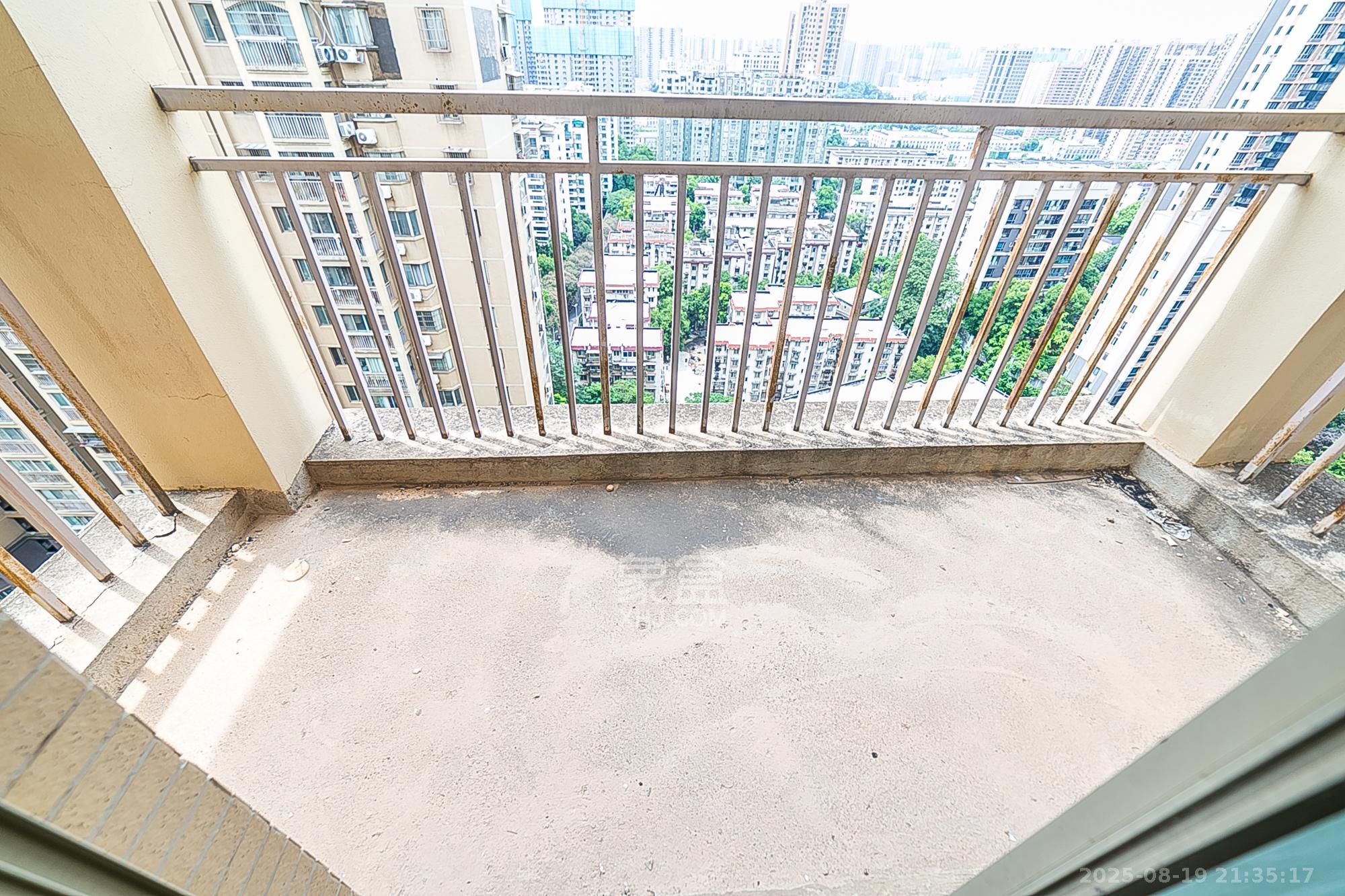 层上观邸 4室2厅2卫 100.00万 层上观邸 4室2厅2卫 100.00万阳台