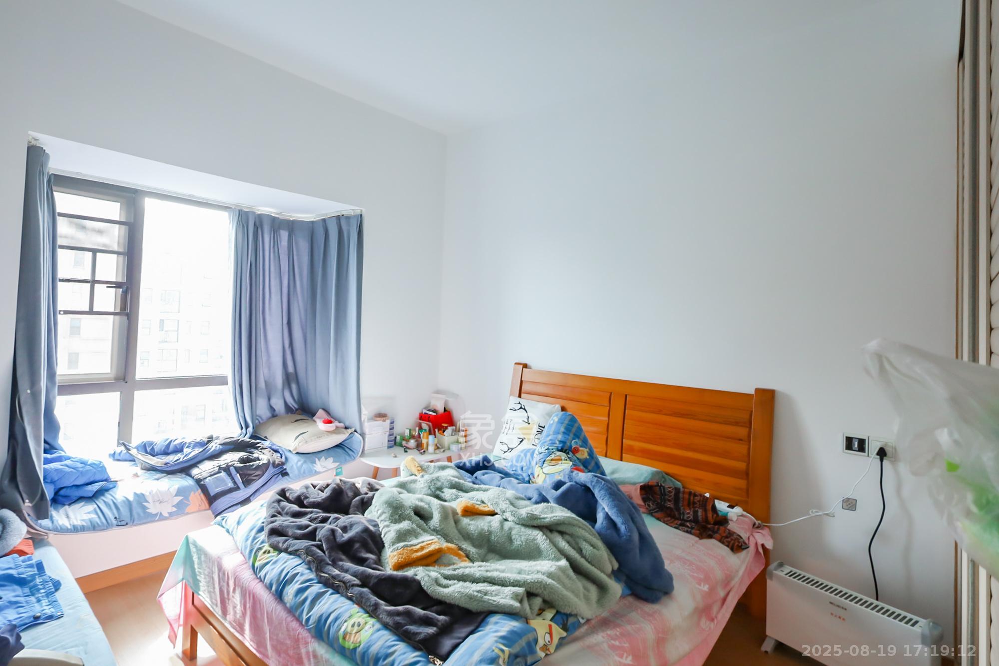 旭辉藏郡(藏郡、旭湘华府) 1室2厅1卫 260.0万 旭辉藏郡(藏郡、旭湘华府) 1室2厅1卫 260.0万卧室