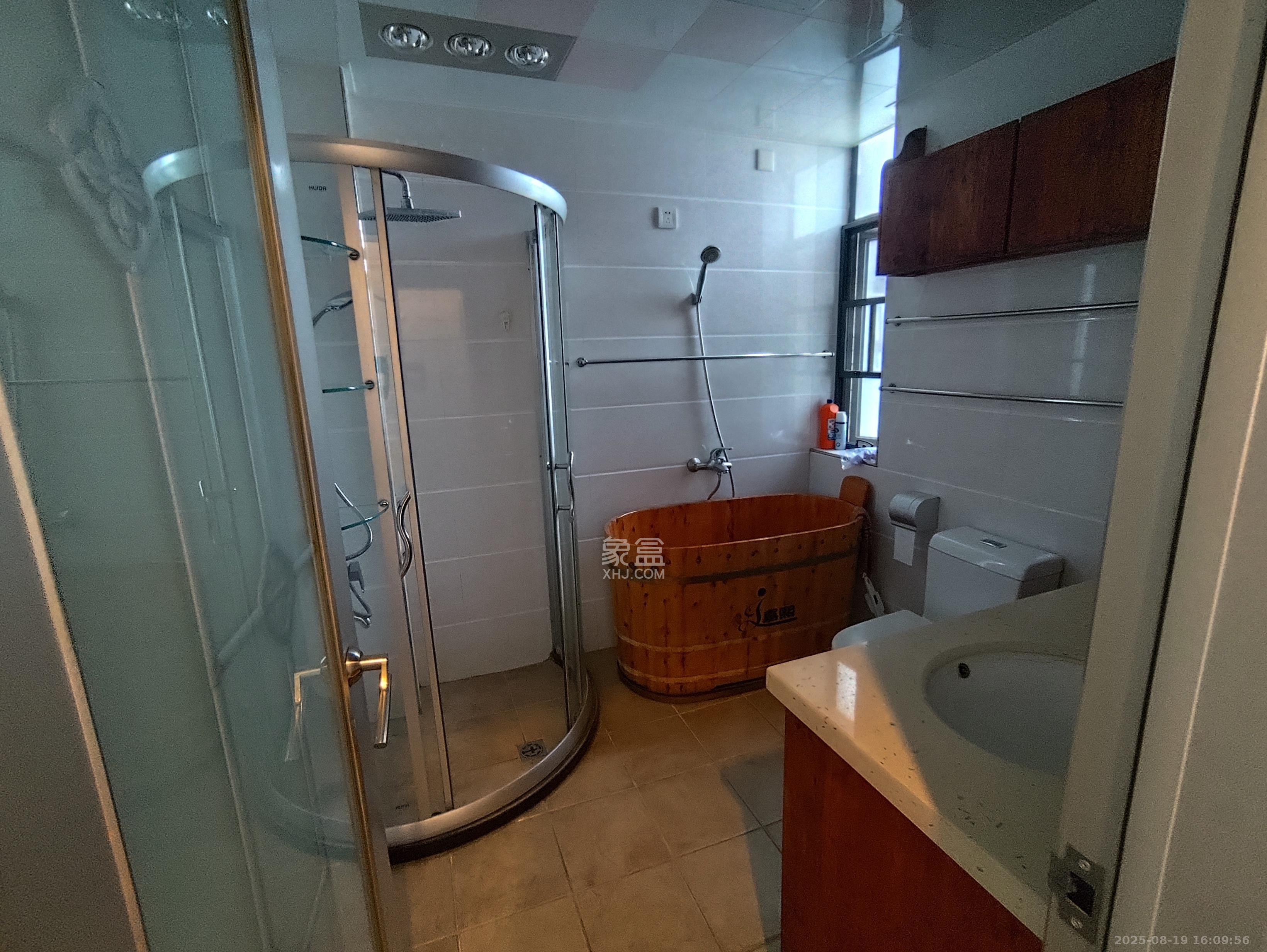 八方小区D区 4室2厅2卫 4800.0元/月 八方小区D区 4室2厅2卫 4800.0元/月室内图