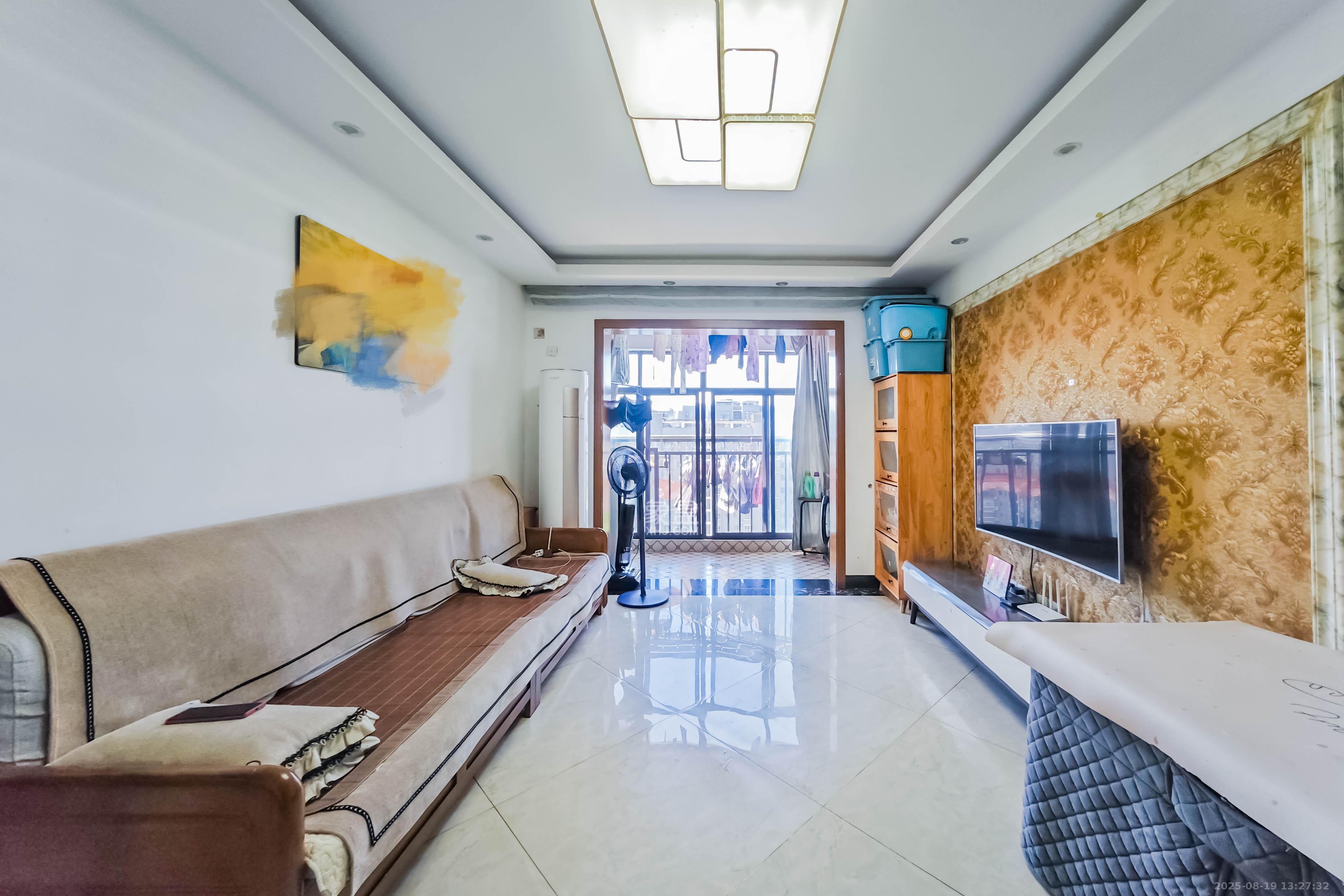 旭辉香樟公馆  2室2厅1卫    69.0万客厅