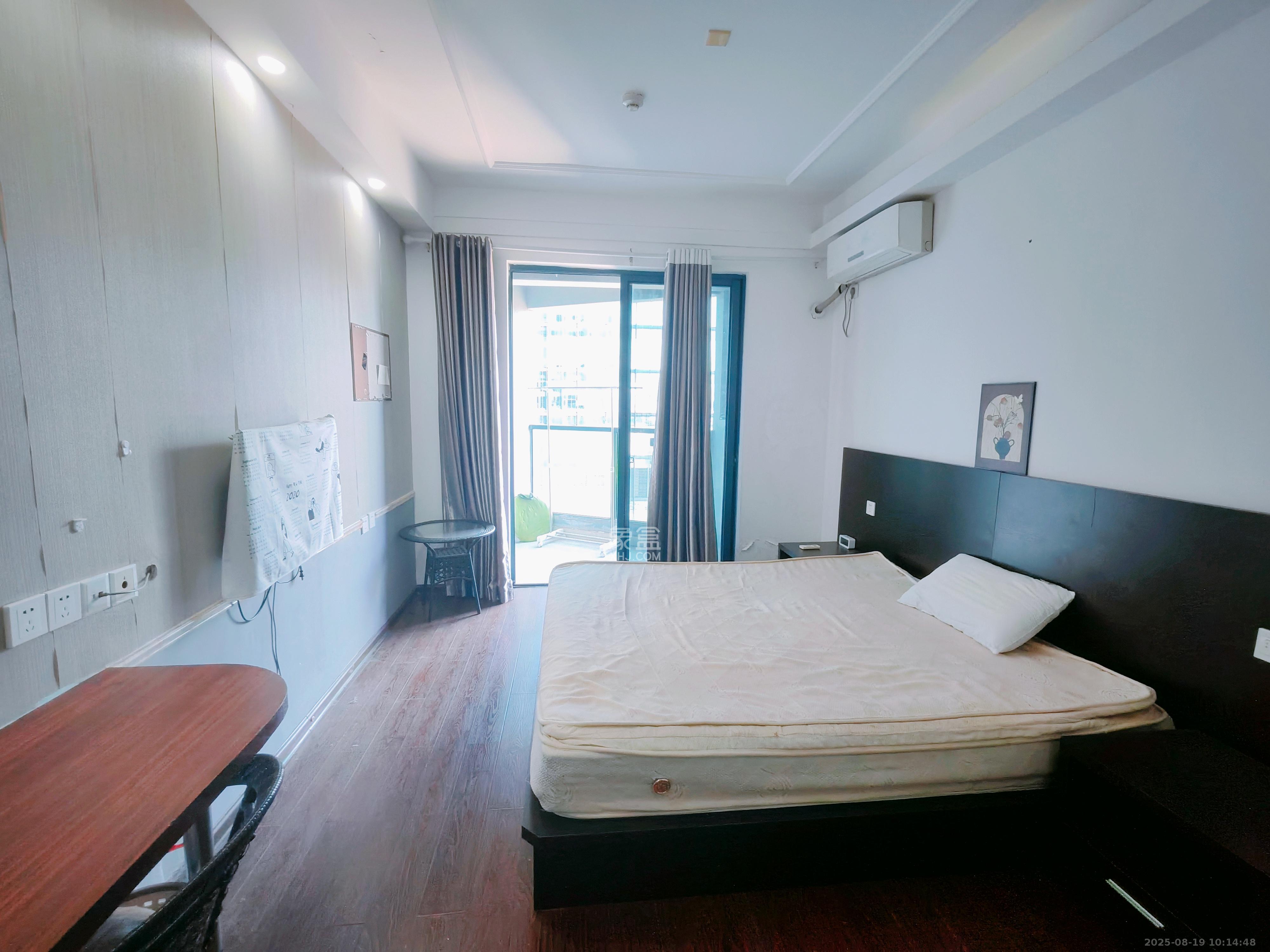 绿地中央广场  1室1厅1卫    1400.0元/月 绿地中央广场  1室1厅1卫    1400.0元/月