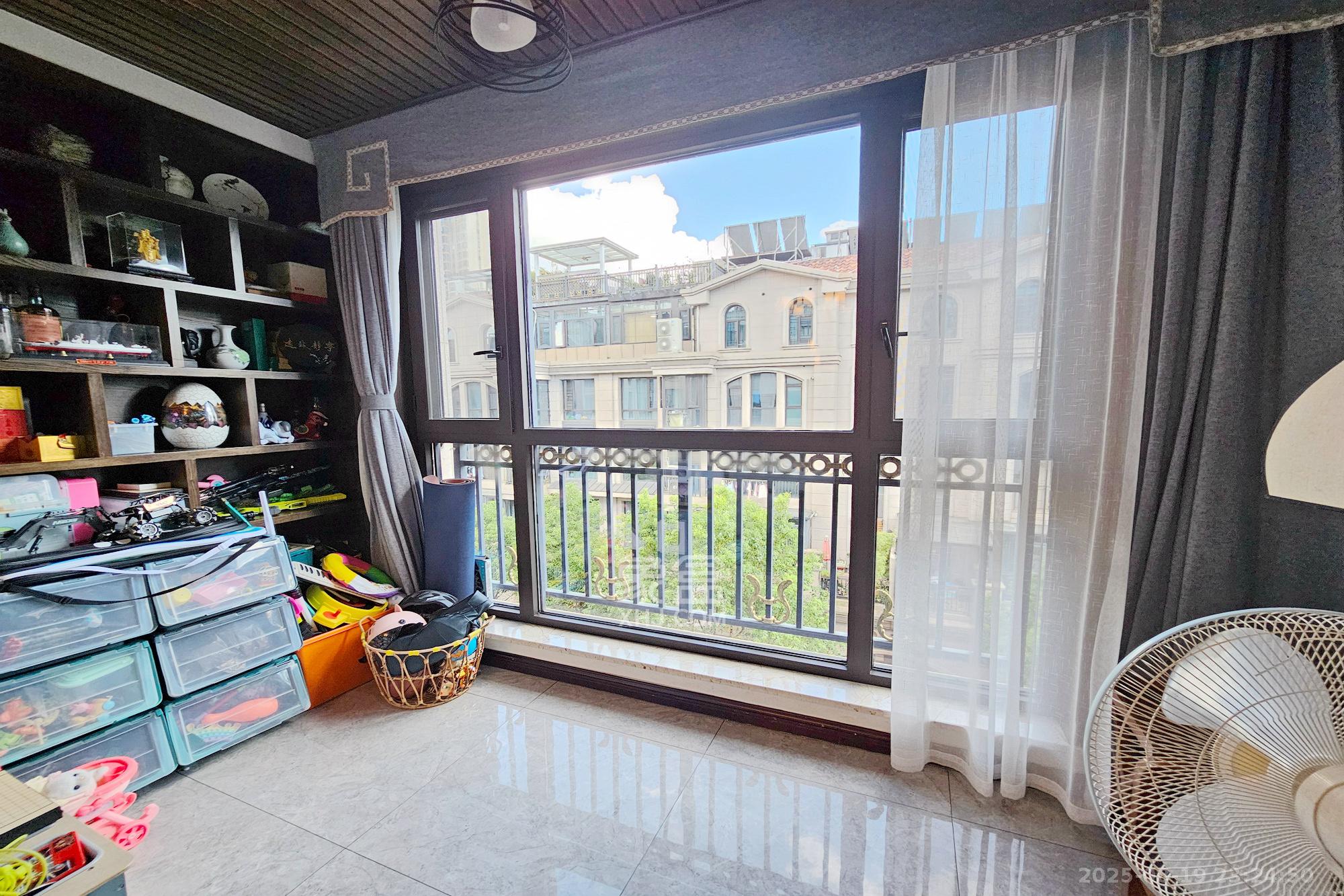 明昇壹城（明昇时代广场）一期  4室2厅2卫    358.0万阳台