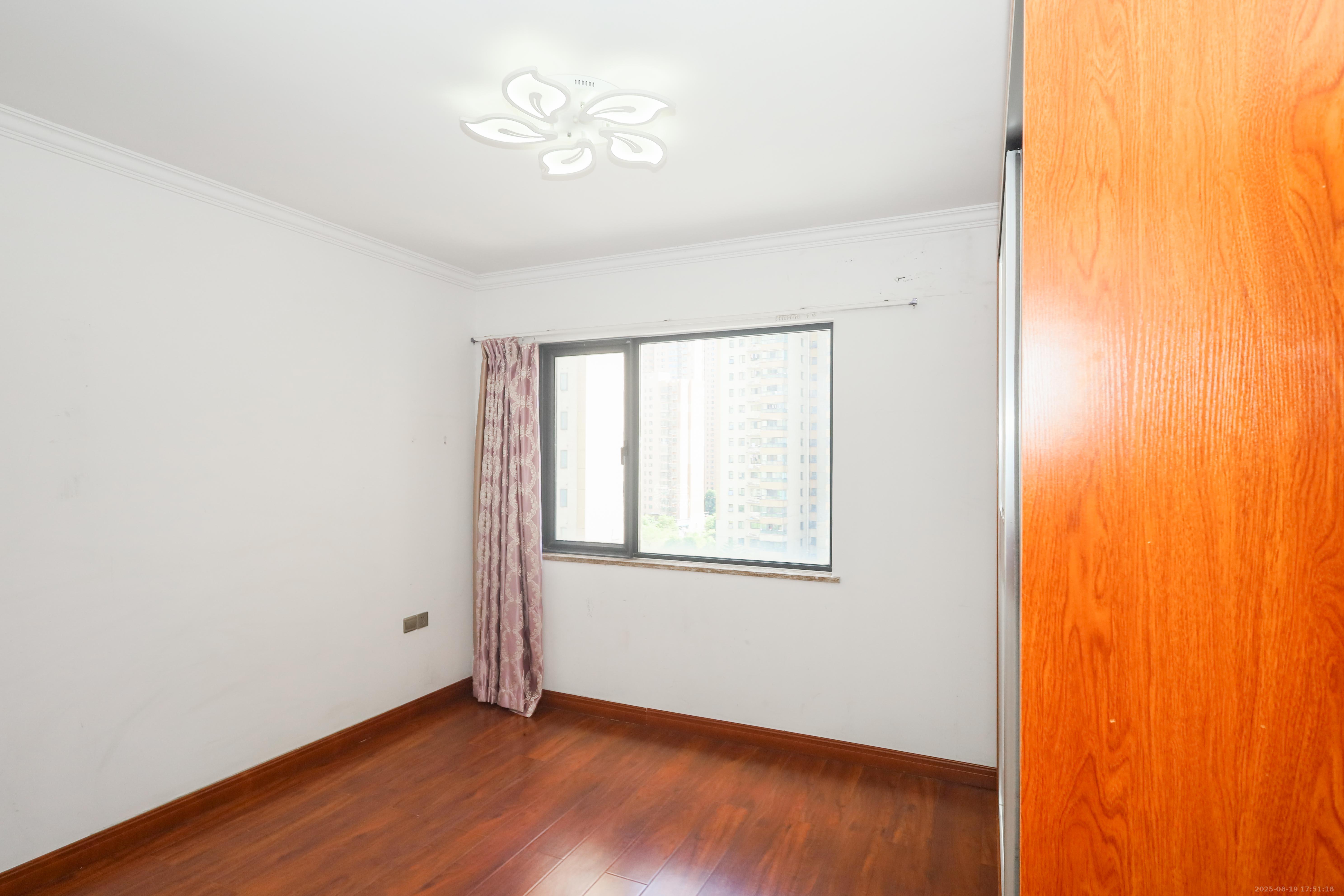 好莱城(弘德西街) 4室2厅2卫 104.0万 好莱城(弘德西街) 4室2厅2卫 104.0万卧室