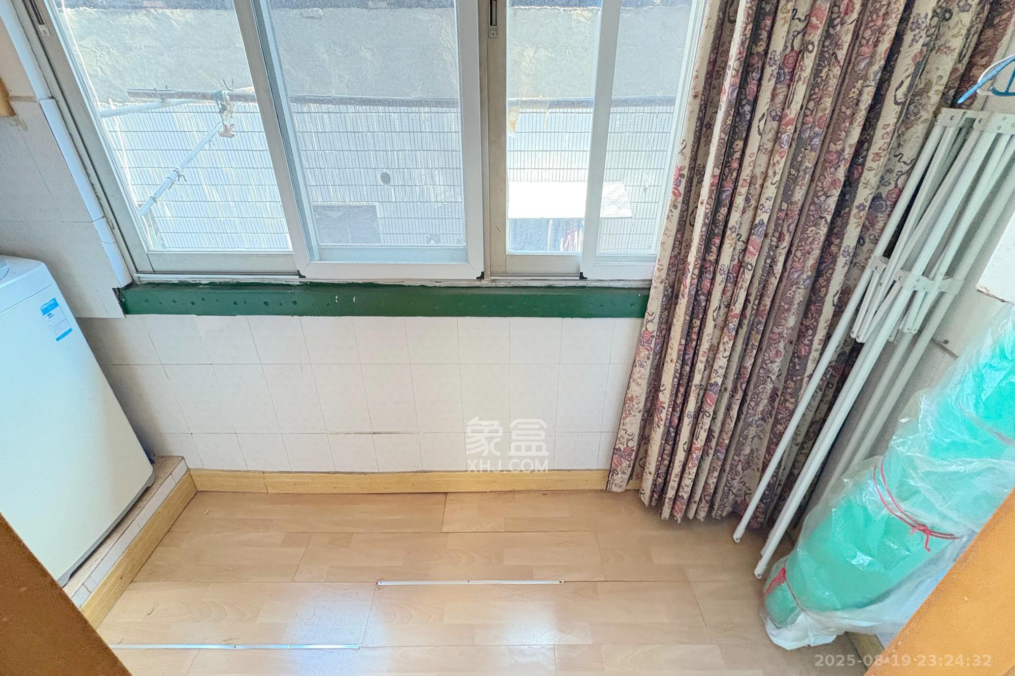 燕山街社区  2室1厅1卫   38.00万阳台