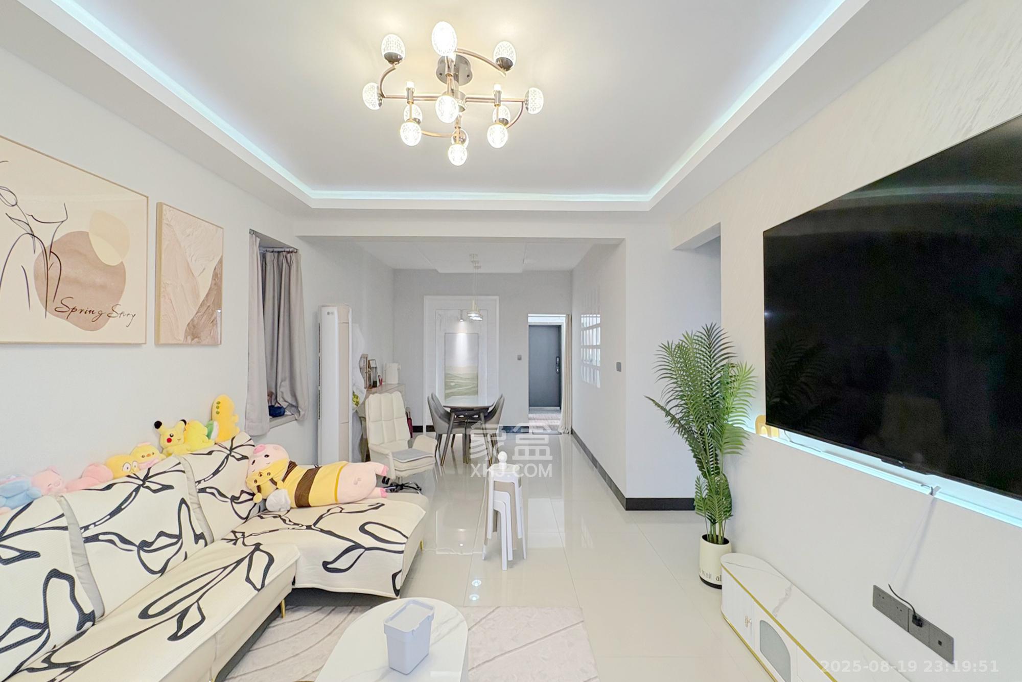 颐美园 4室2厅2卫 130.0万 颐美园 4室2厅2卫 130.0万客厅