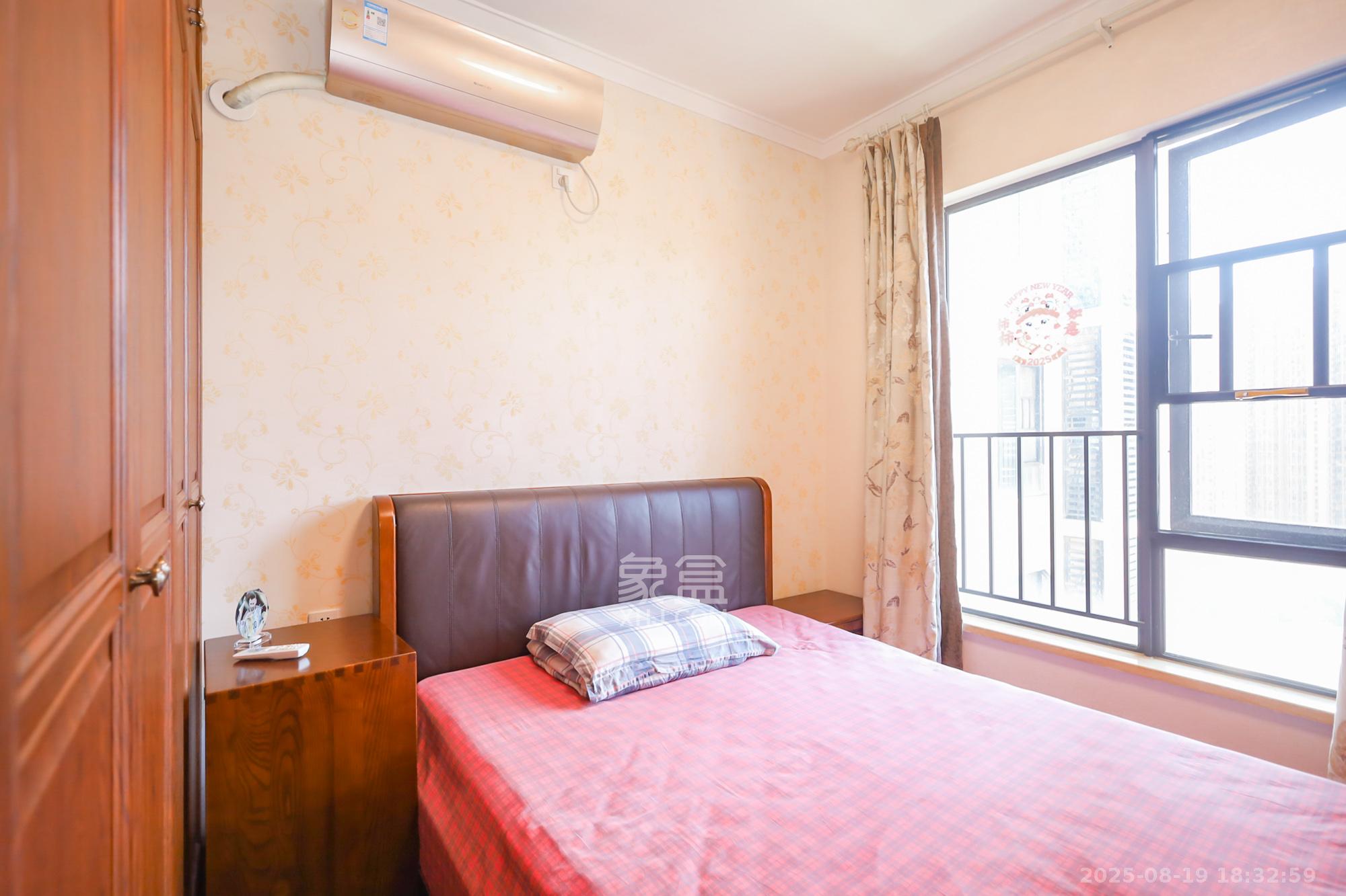 万科里金域国际  3室2厅2卫    180.0万卧室