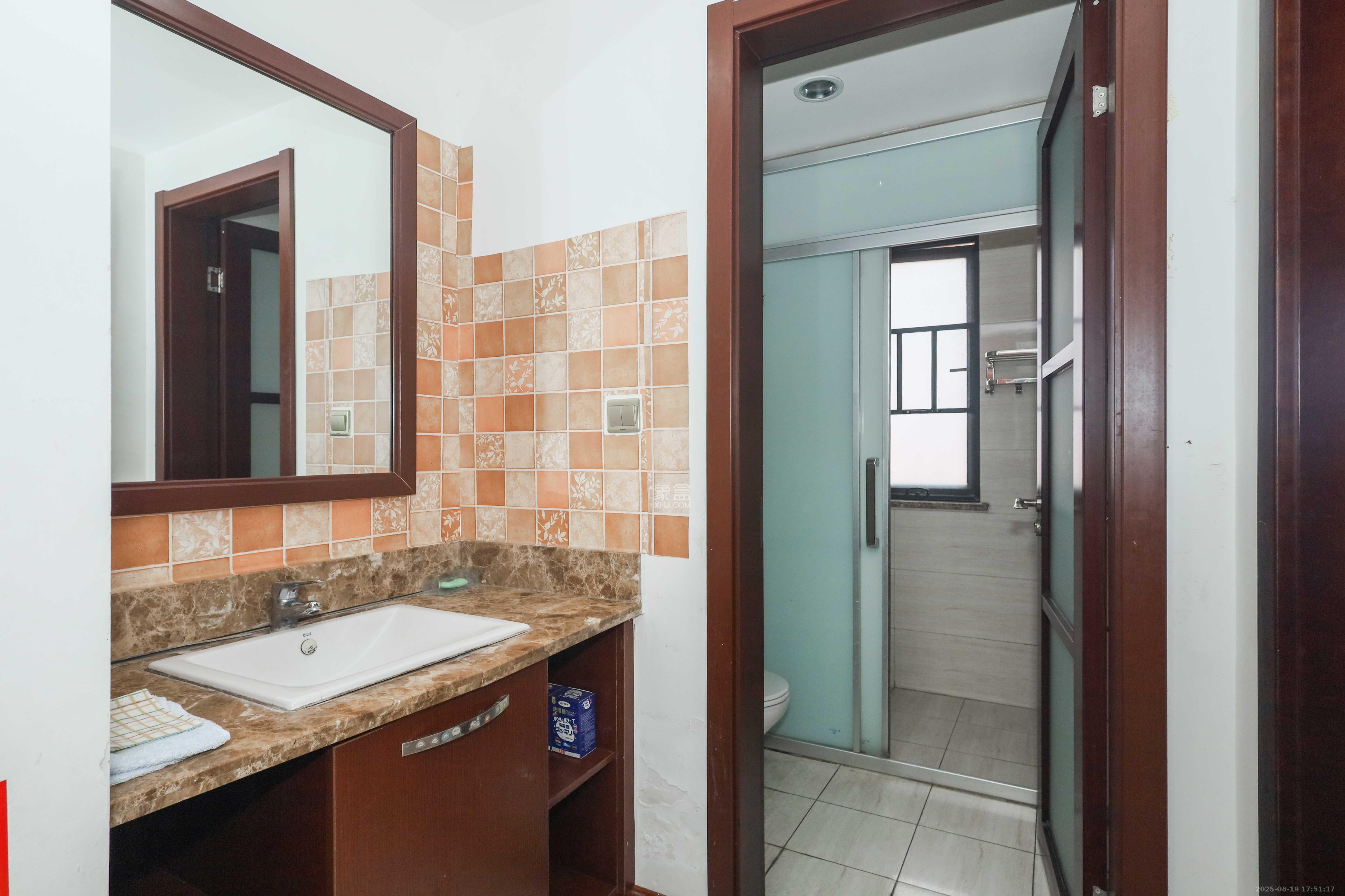 好莱城（弘德西街）  4室2厅2卫    104.0万卫生间