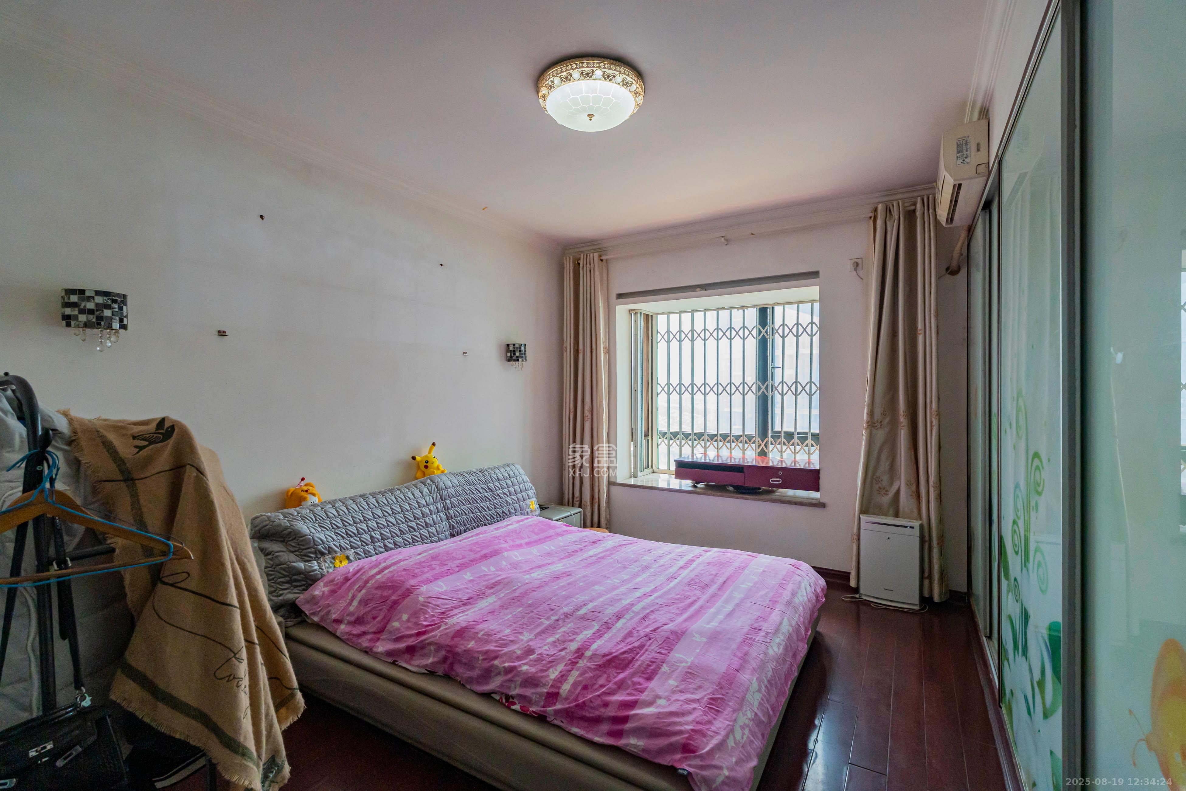 藏珑湖上国际花园  4室2厅2卫    148.0万卧室