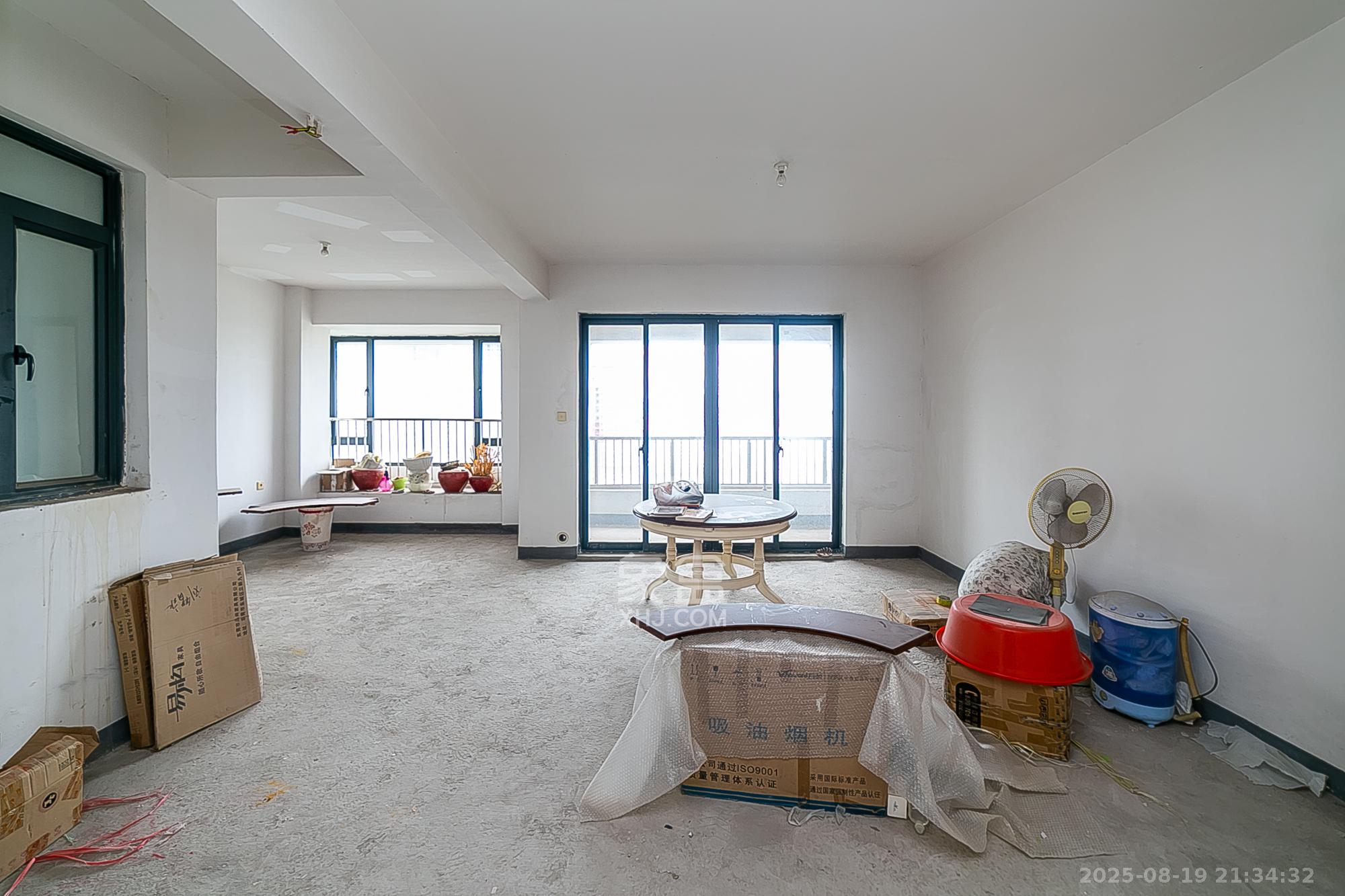 建发汇金国际  3室2厅2卫    139.8万 建发汇金国际  3室2厅2卫    139.8万客厅