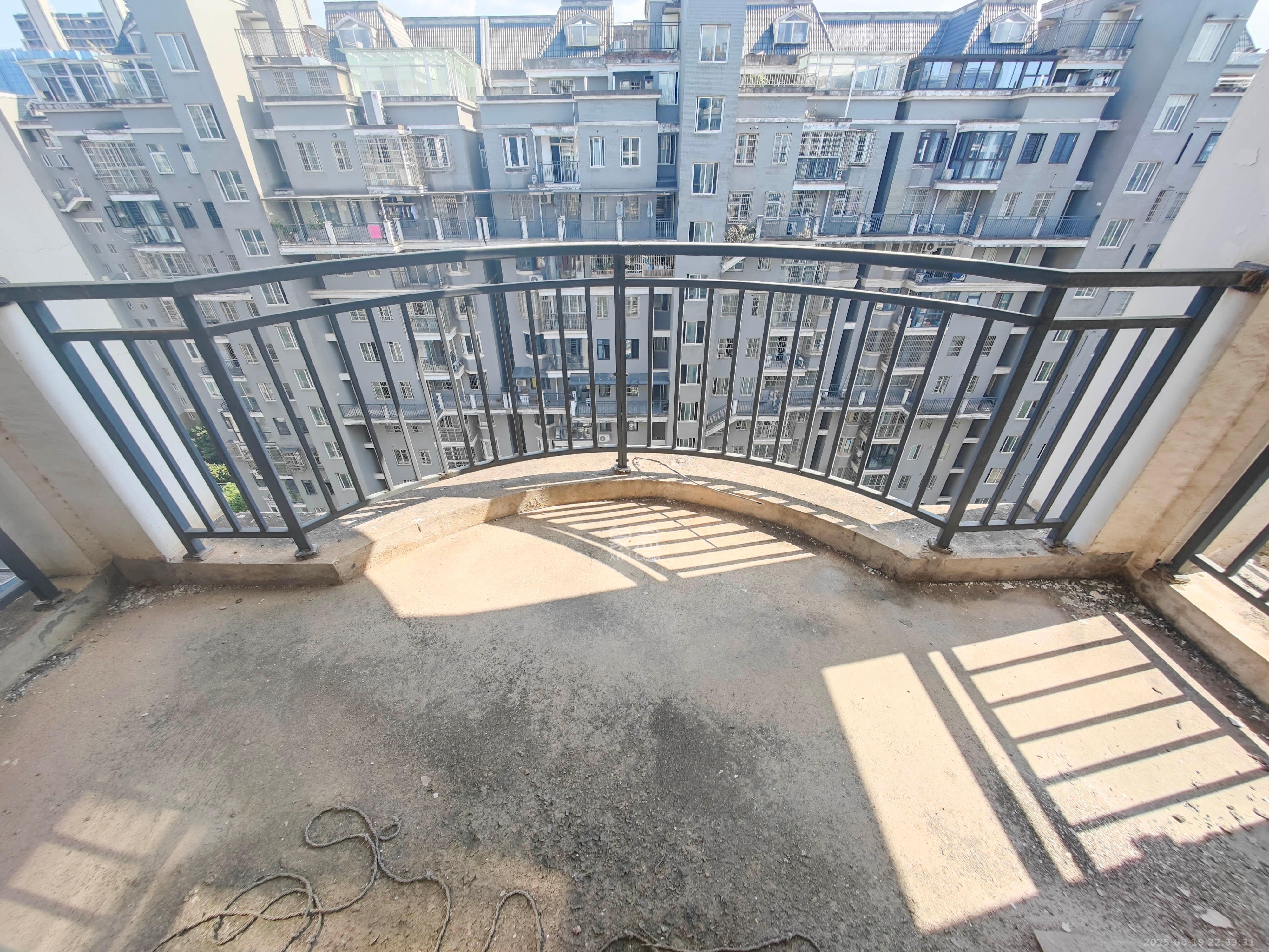 泰禹家园(彩云之翼家园一期、二期、三期) 5室2厅2卫 158.00万 泰禹家园(彩云之翼家园一期、二期、三期) 5室2厅2卫 158.00万阳台