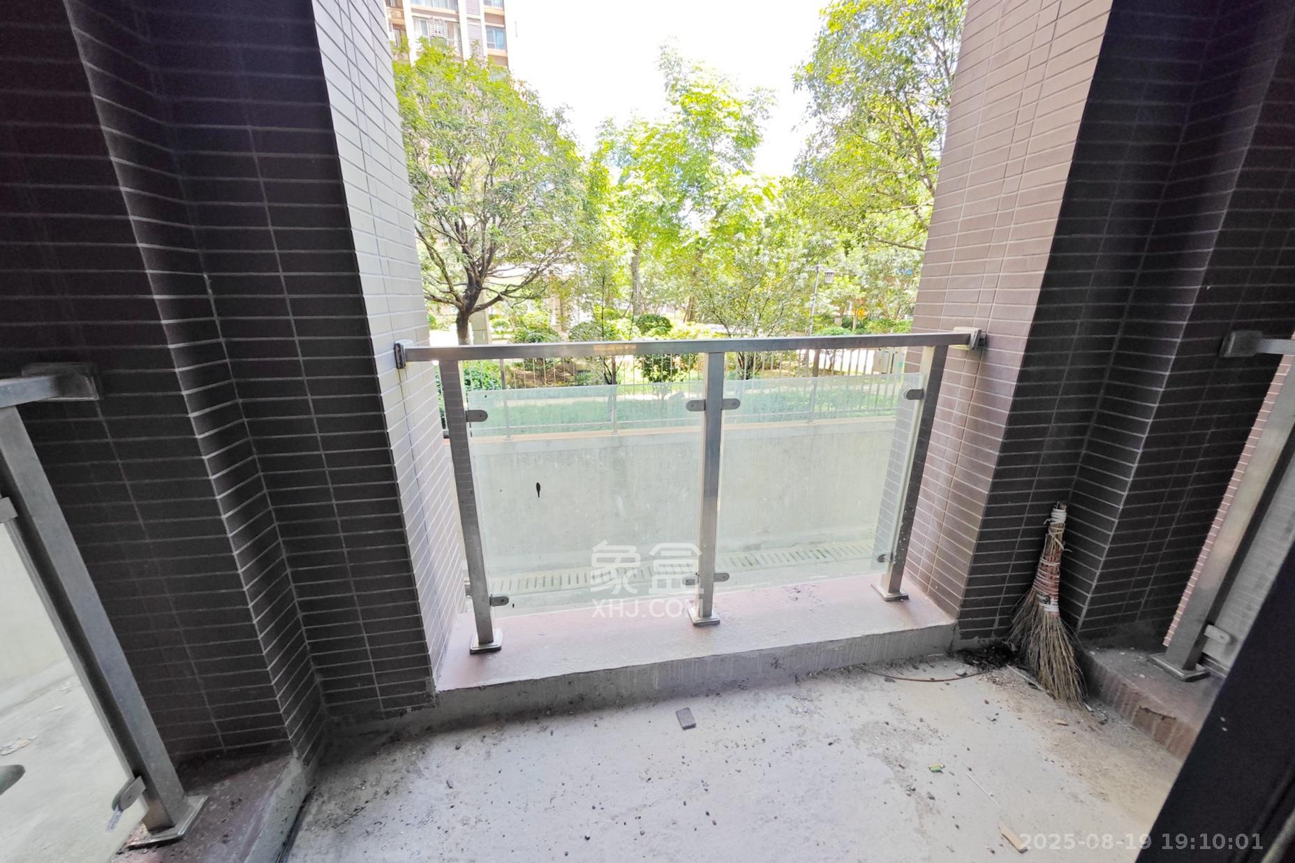 新城新世界四期柏樾  4室2厅2卫    149.0万阳台