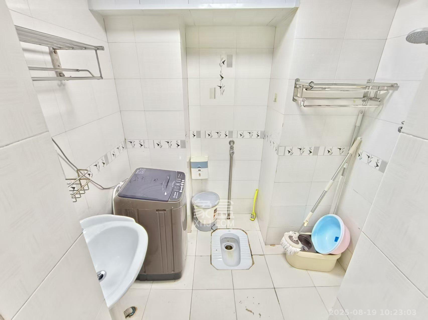 伍家岭生活广场  1室1厅1卫    1400.0元/月 伍家岭生活广场  1室1厅1卫    1400.0元/月室内图