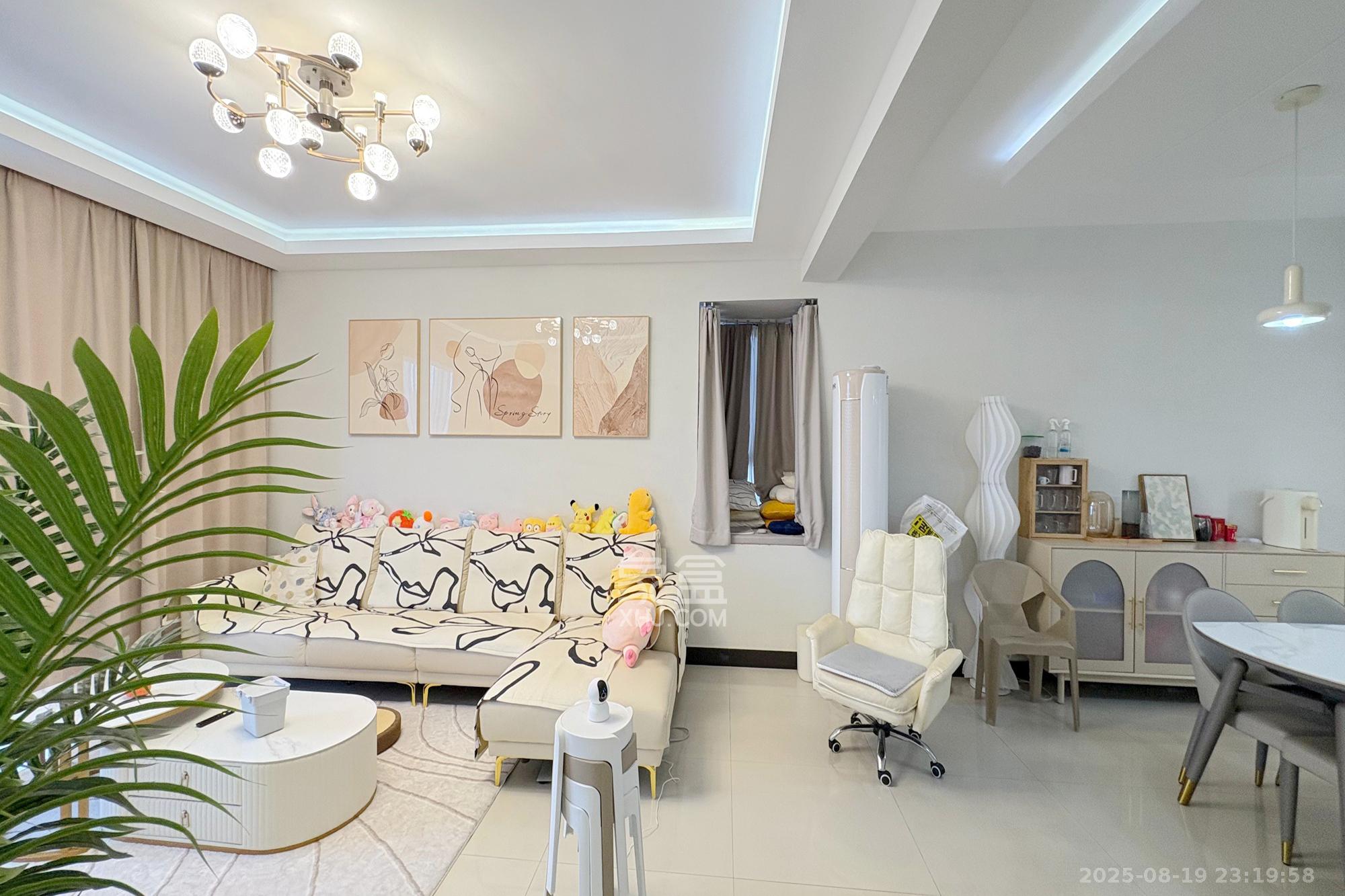 颐美园 4室2厅2卫 130.0万 颐美园 4室2厅2卫 130.0万客厅