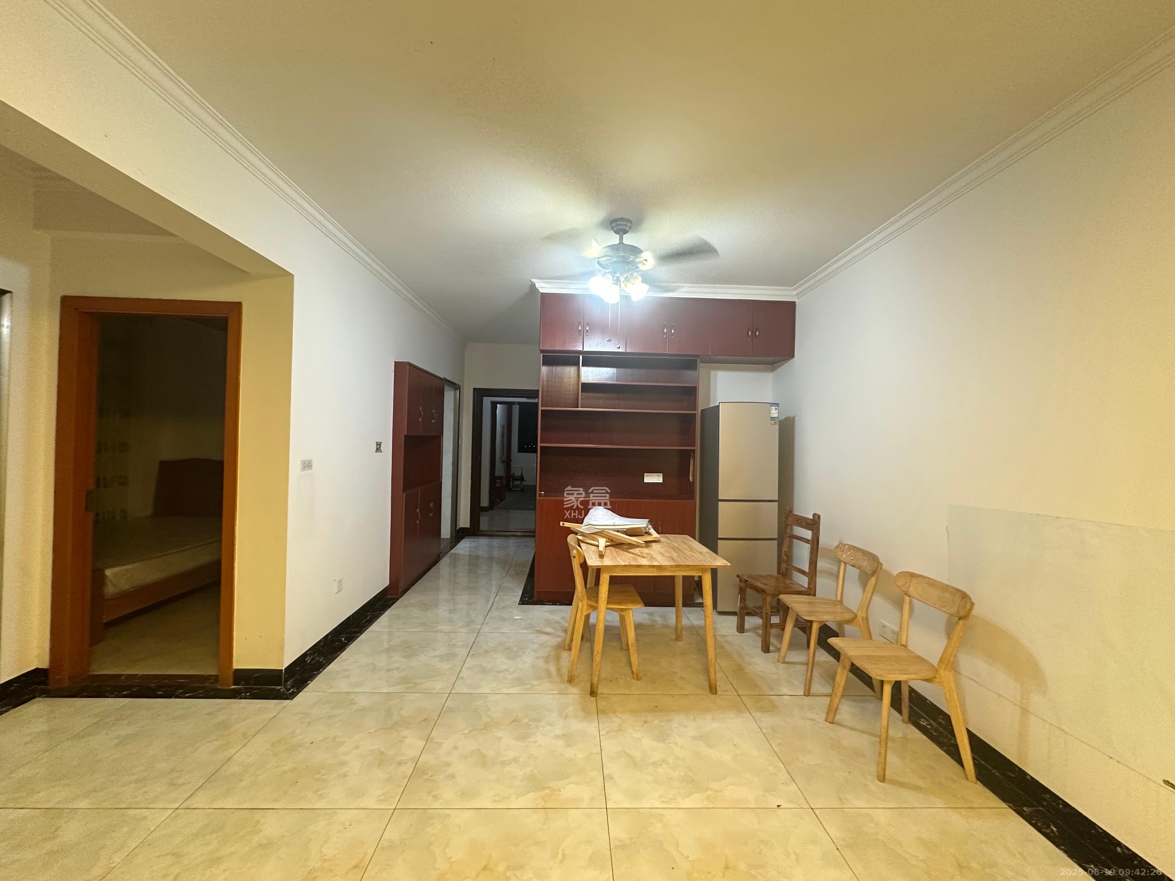 国泰九龙湾  2室2厅1卫    1900.0元/月 国泰九龙湾  2室2厅1卫    1900.0元/月室内图1